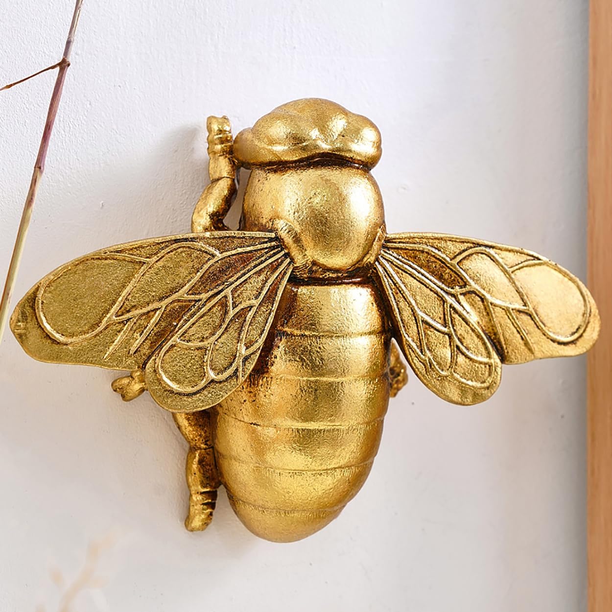 Large Gold Bee Wall Sculpture Insect Home Decor – Vintage 3D Resin Bumble Bee Art Hanging Wall Mounted, Handmade Bug Animal Statue for Living Room Bedroom Decoration (Metallic Gold)