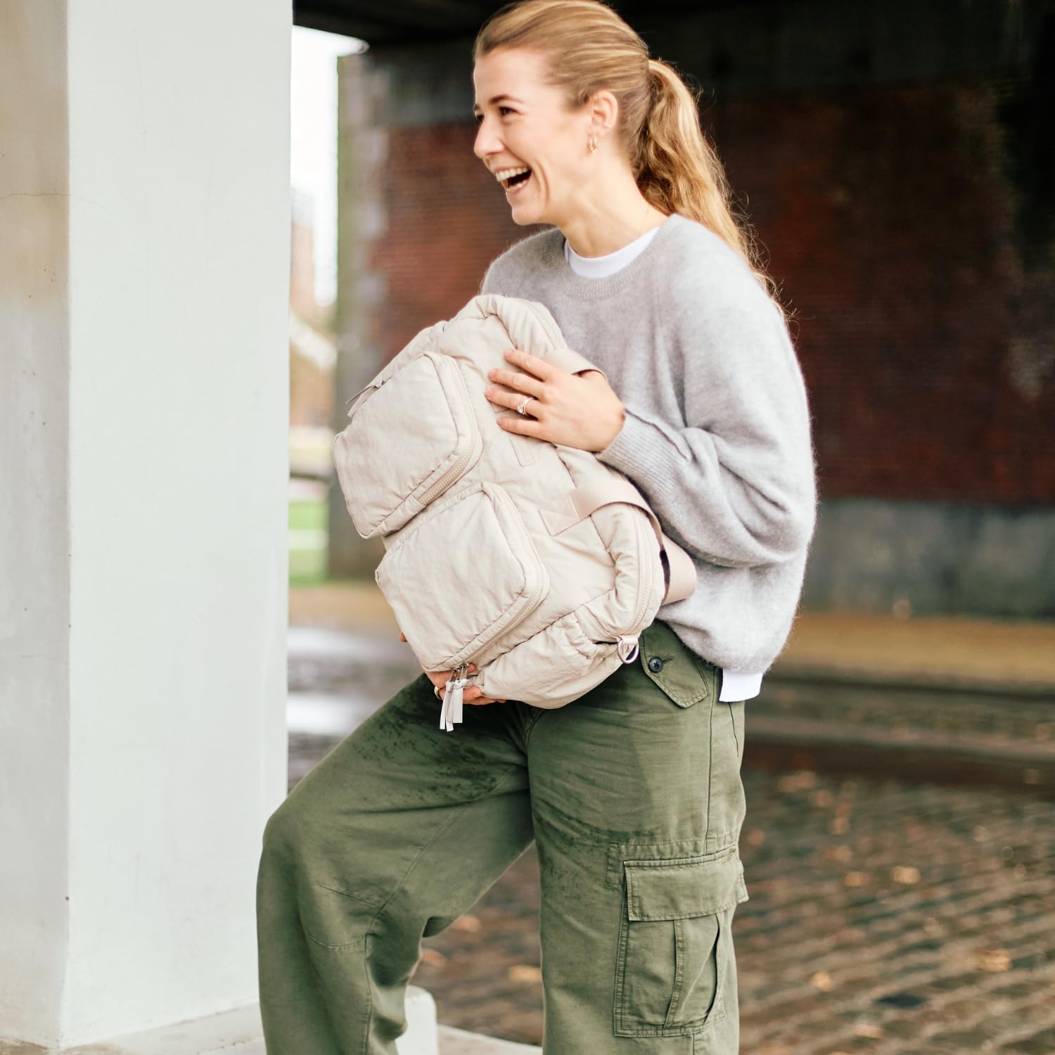 CHILDHOME, Sac à Langer Bébé Mellow – Sac Nursery Matelassé Tout-en-Un, Compartiments Multiples, Pochette Isotherme, Pochette Lingettes, Accessoires Inclus, Beige