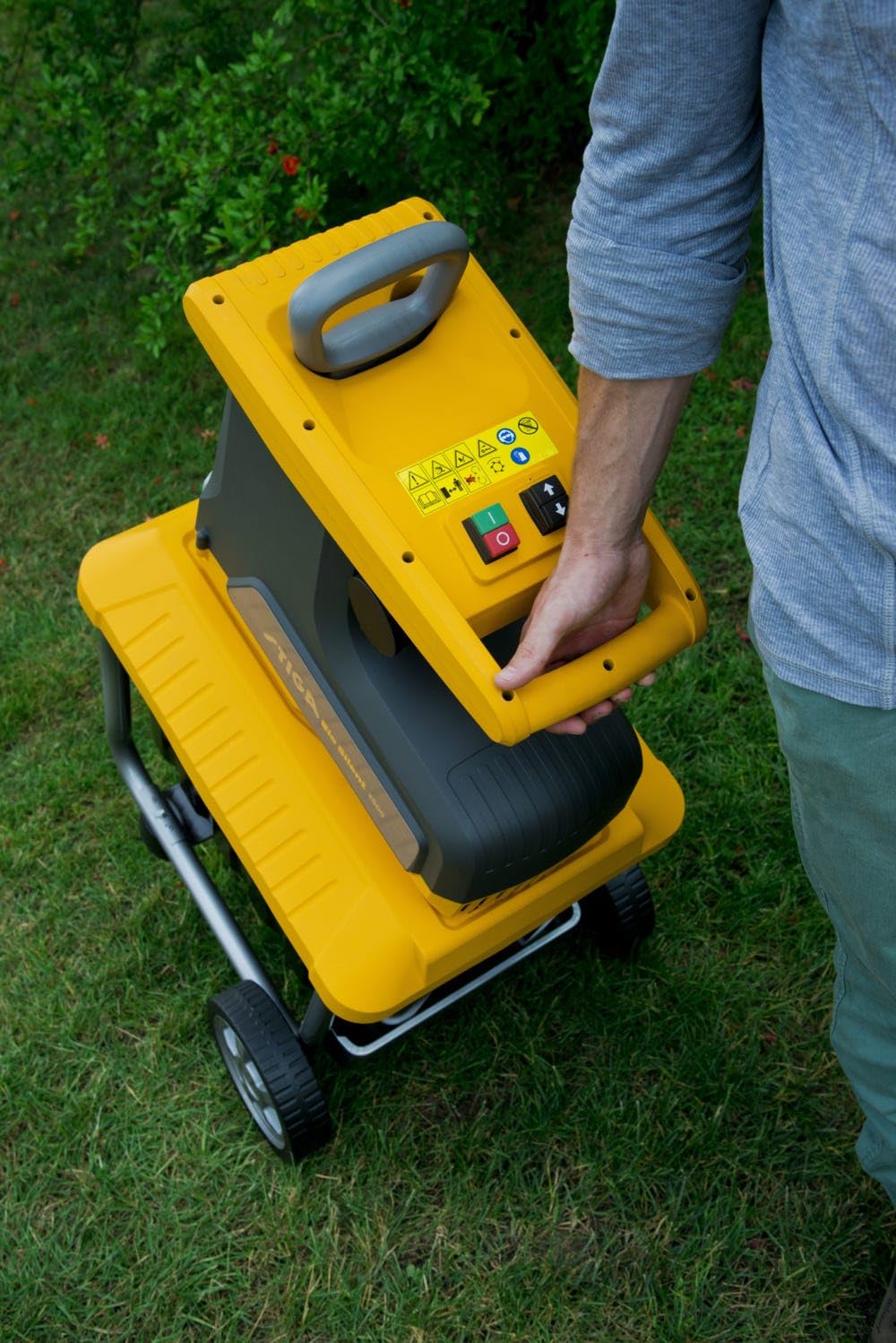 STIGA Bio Silent 2500 Biotrituratore Elettrico, 2500 W, 60 L – Rullo 8 Denti, Motore Brushless – Per Giardinaggio, Rami fino a 40 mm