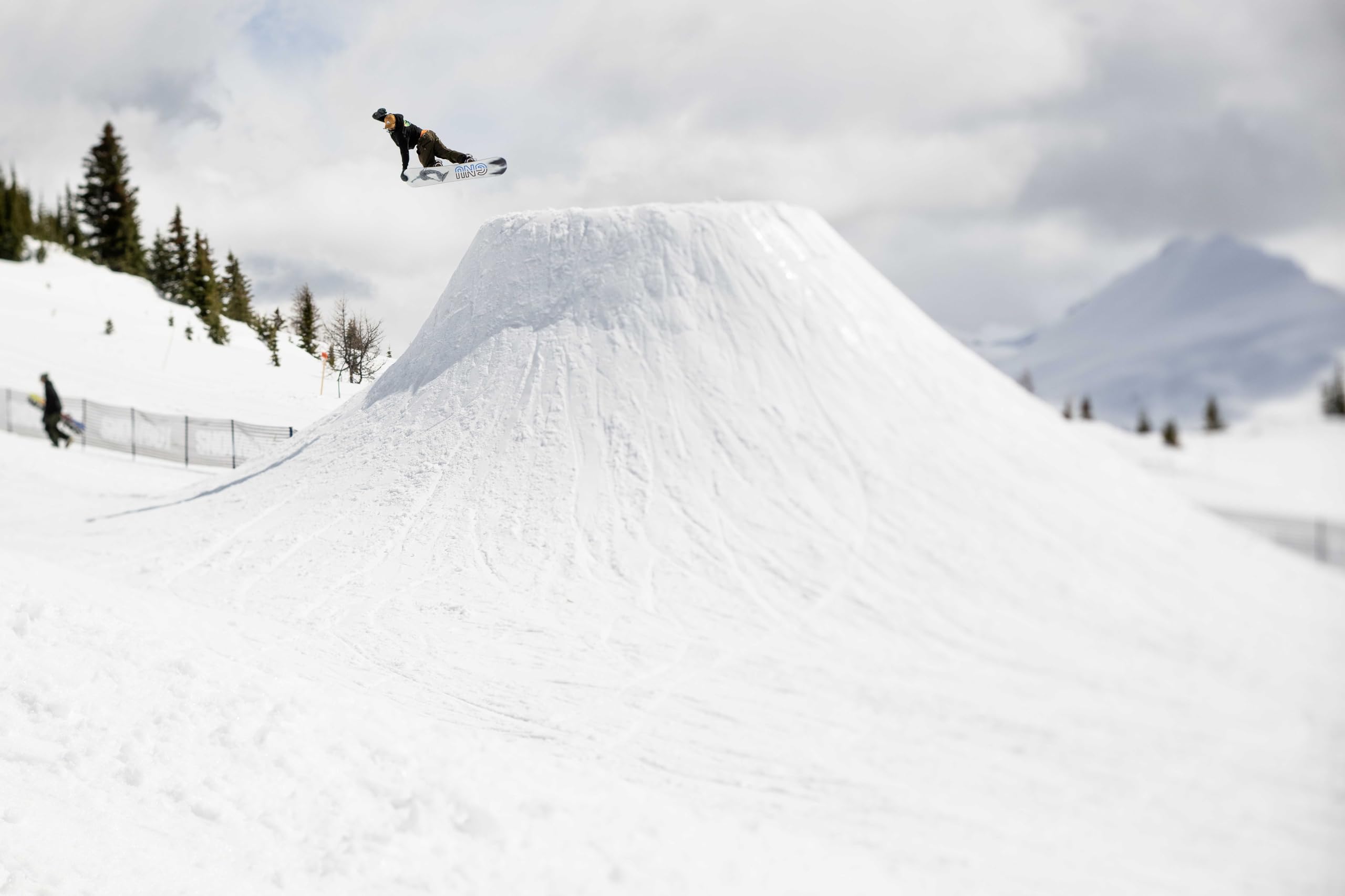 Amazon.com : GNU GWO Mens Snowboard, 153 : Sports & Outdoors