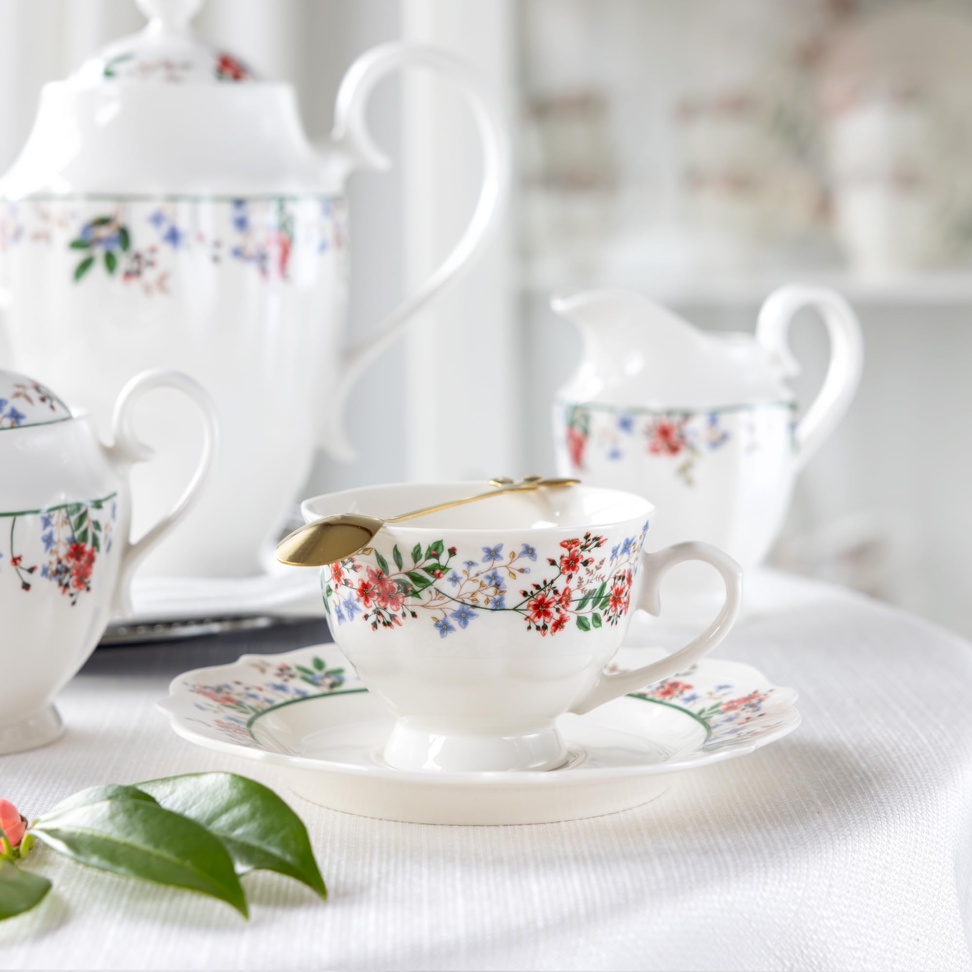 AMBITION Serwis Kawowy Rosalia dla 6 Osób Porcelana Biały z Kwiatowym Wzorem 12 Elementów 6 Filiżanek 200ml i 6 Spodków 17cm