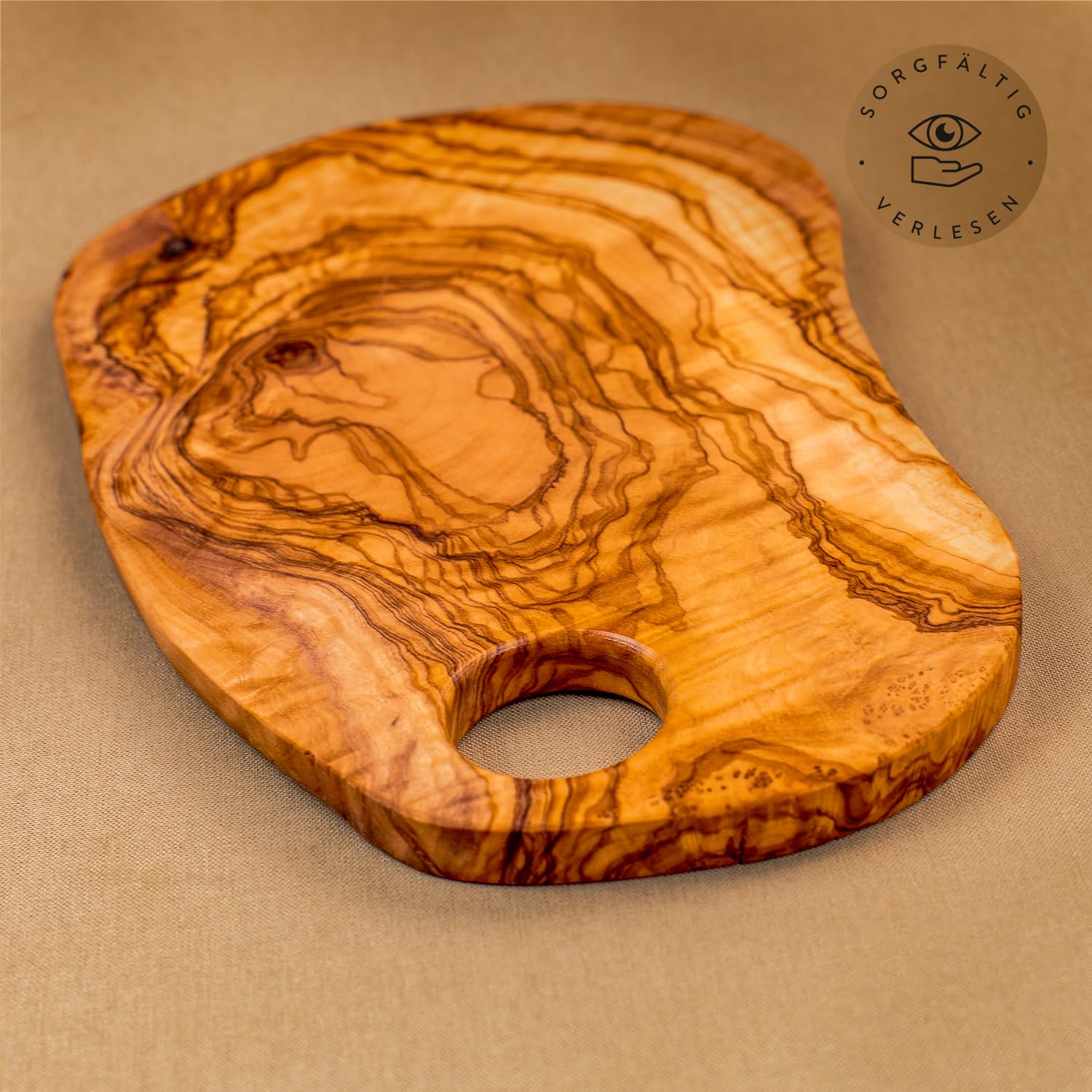 DAS OLIVENHOLZBRETT® Schneidebrett Olivenholz/Antipastibrett/Vesperbrett/Servierbrett/Chacaturieboard/Brotzeitbrett mit naturbelassenem Rand, / mit Loch zum Servieren 35cm