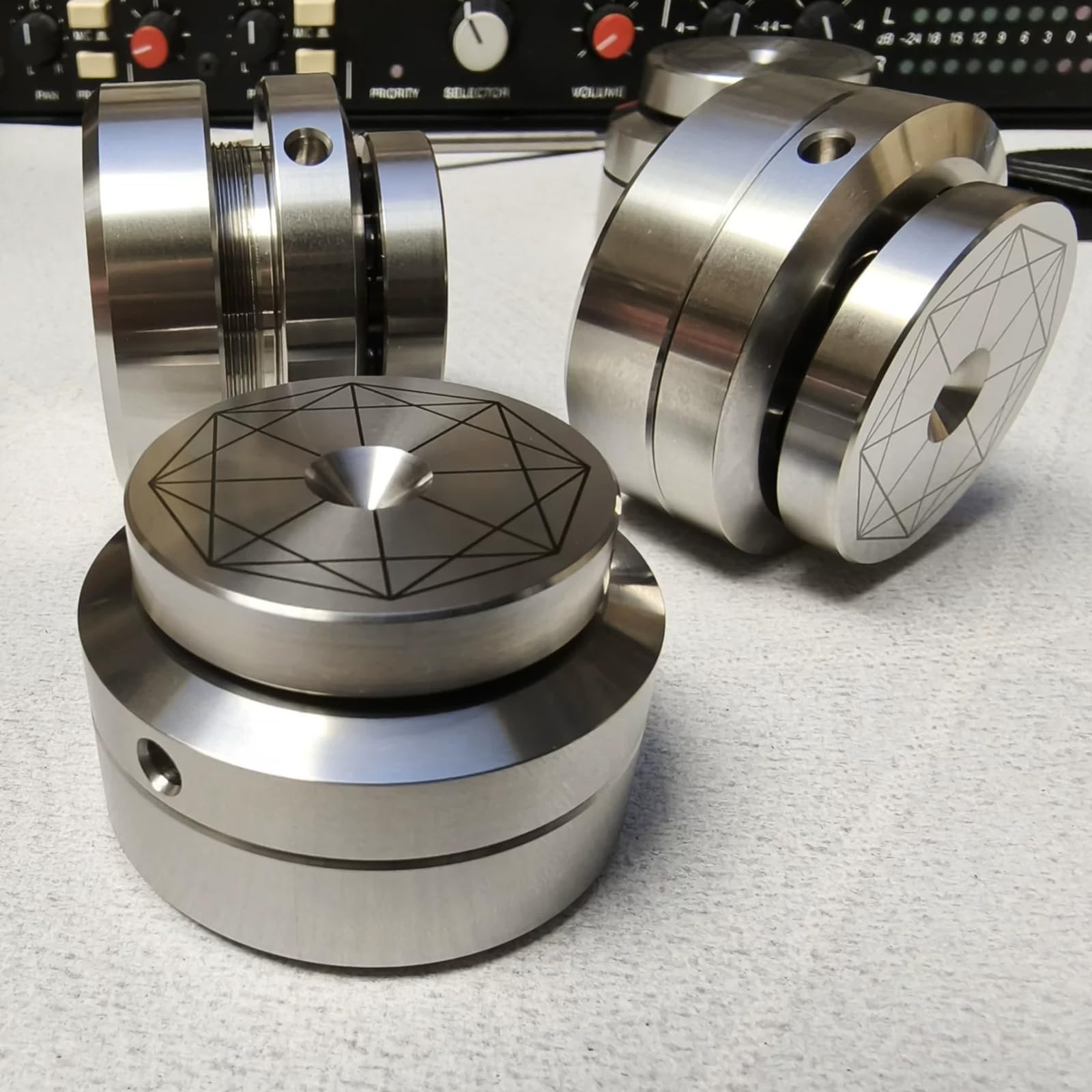 Cuscinetti isolanti per altoparlanti, 4 pezzi, piedini ammortizzatori audio HiFi con altezza regolabile, base antiscivolo in acciaio inossidabile 304 per amplificatori e altoparlanti DAC