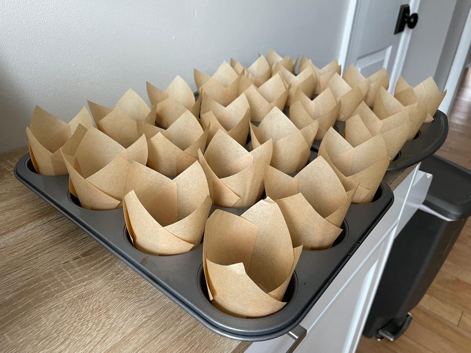 200 forros de tulipán para hornear tazas con tres diseños elegantes, soportes para magdalenas, tazas de hornear de alta calidad, envoltorios para cupcakes, panadería de Navidad, forros para cupcakes
