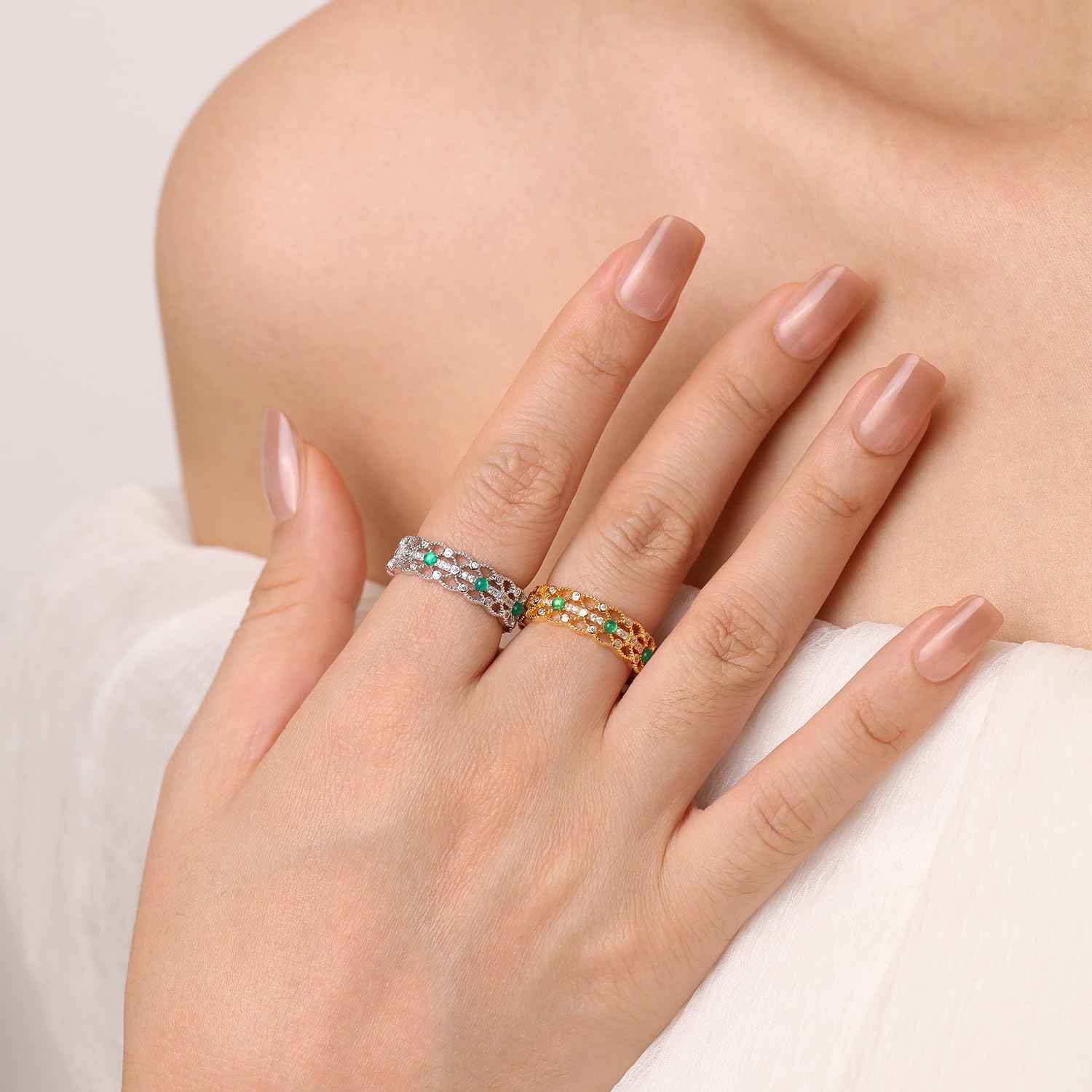 Meissa Bague Émeraude Plaquée Or pour Femmes Bague Vintage Ajourée Ajustable Anneau Pierre Verte Bijou Élégant Statement Cadeau