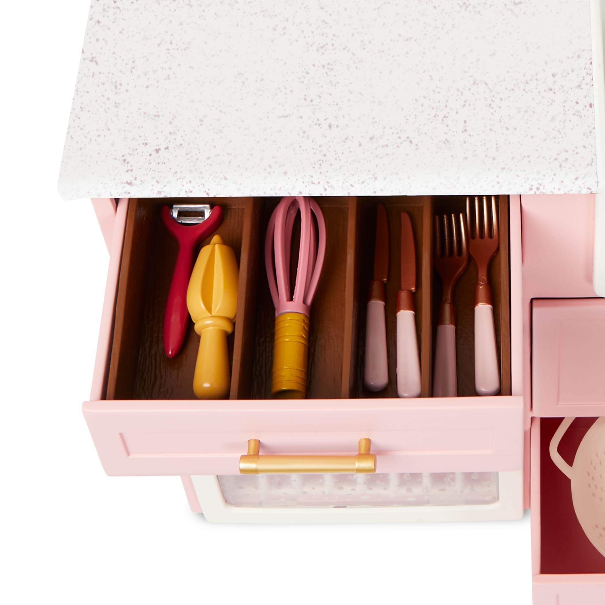 Our Generation - OG Cooking Island - Jeu de Cuisine et Lave-Vaisselle - Meubles de Maison de poupée et Aliments pour Jouets - Accessoires pour poupées de 46 cm - Jouer à Faire Semblant - 3 Ans et +