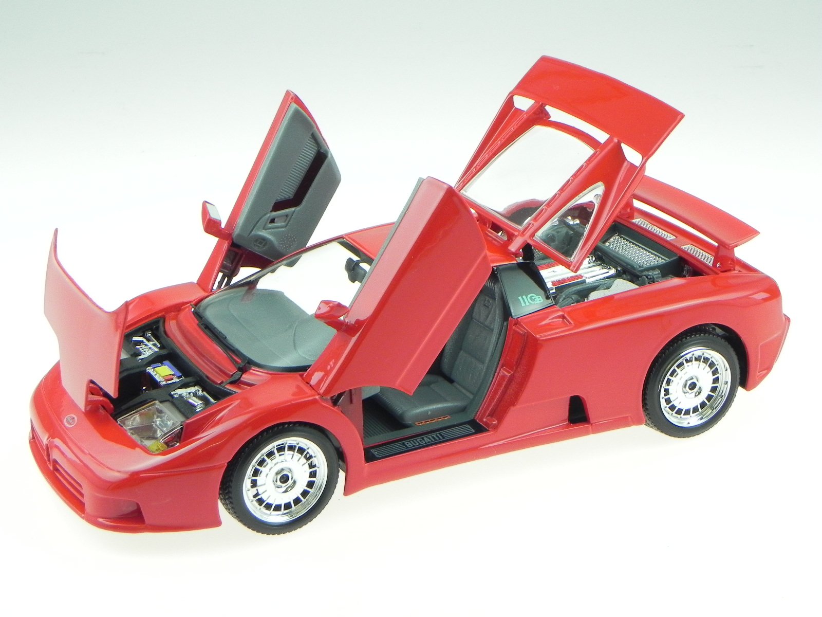 Bugatti EB 110 Red 1990 Model Car 12023 Bburago 1:18: Amazon.de: Toys