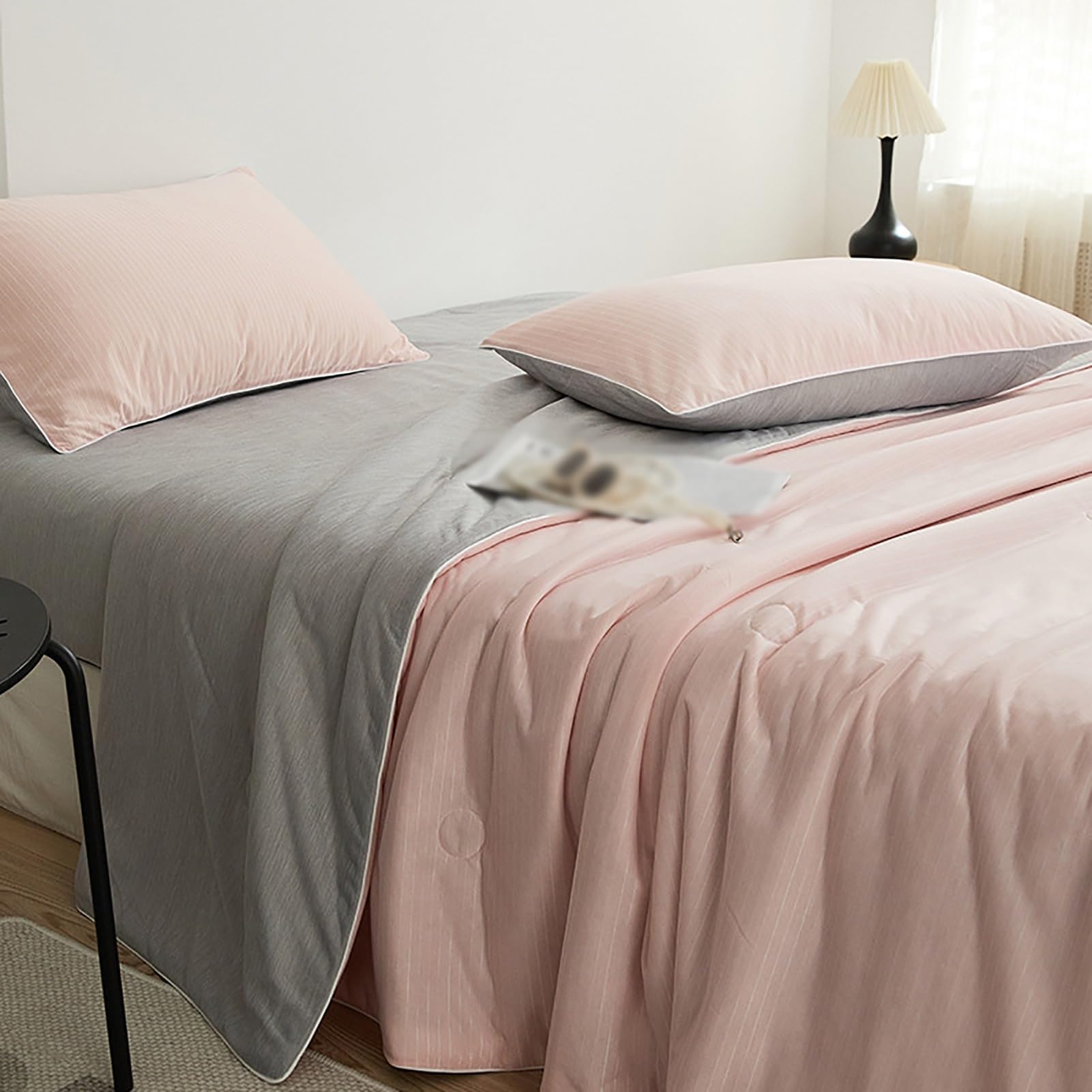 DNBJBKO Cool Quilt and Summer Blanket, Air Conditioning Quilt, Cooling Comforter Queen, Absorbs Heat to Keep Body Cool for Night Sweats (Grey+pink 200X230cm)