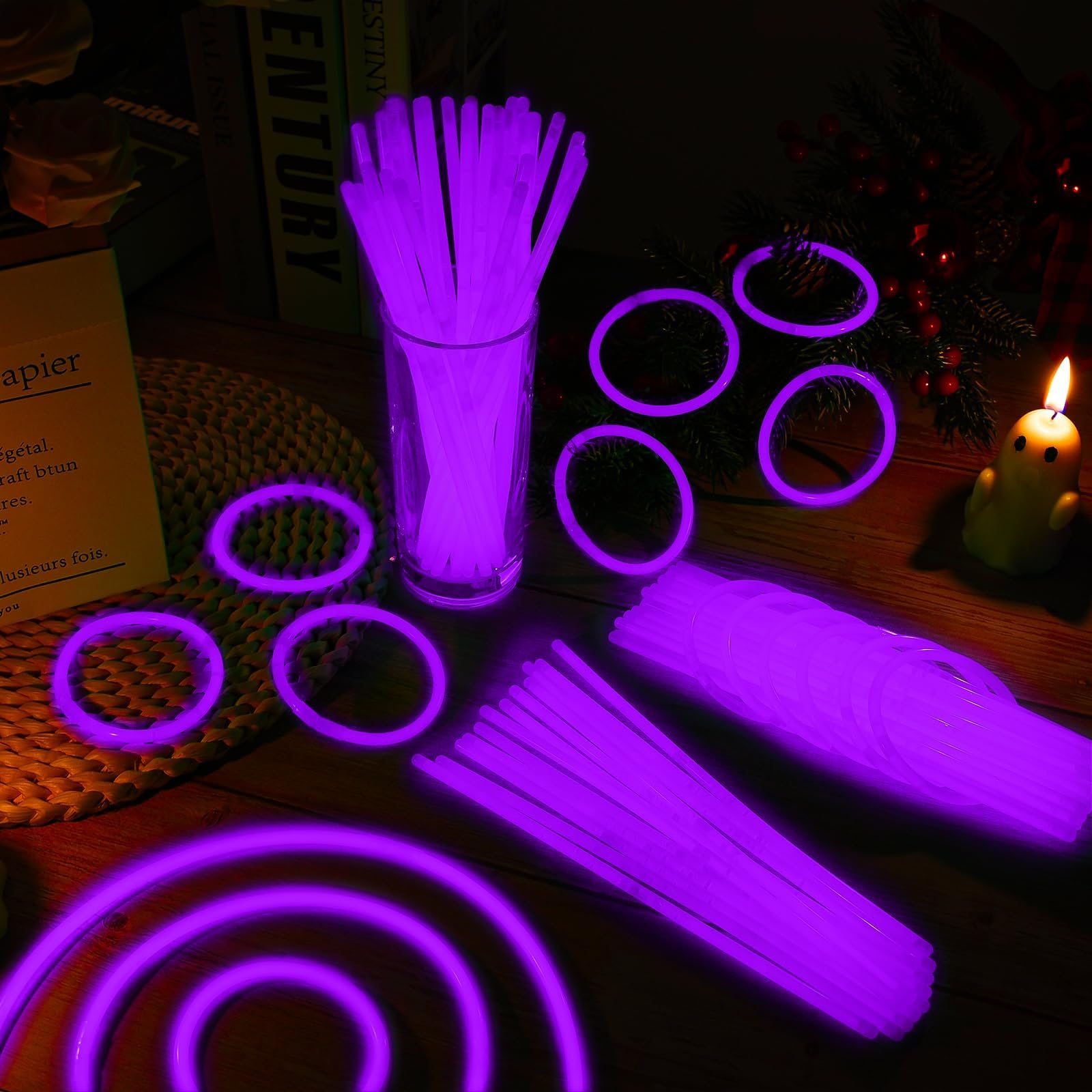 Paquete de 100 varillas brillantes de 8 pulgadas con 100 conectores, suministros de fiesta de neón que brillan en la oscuridad, para decoración de Navidad, fiestas, carnaval (morado)