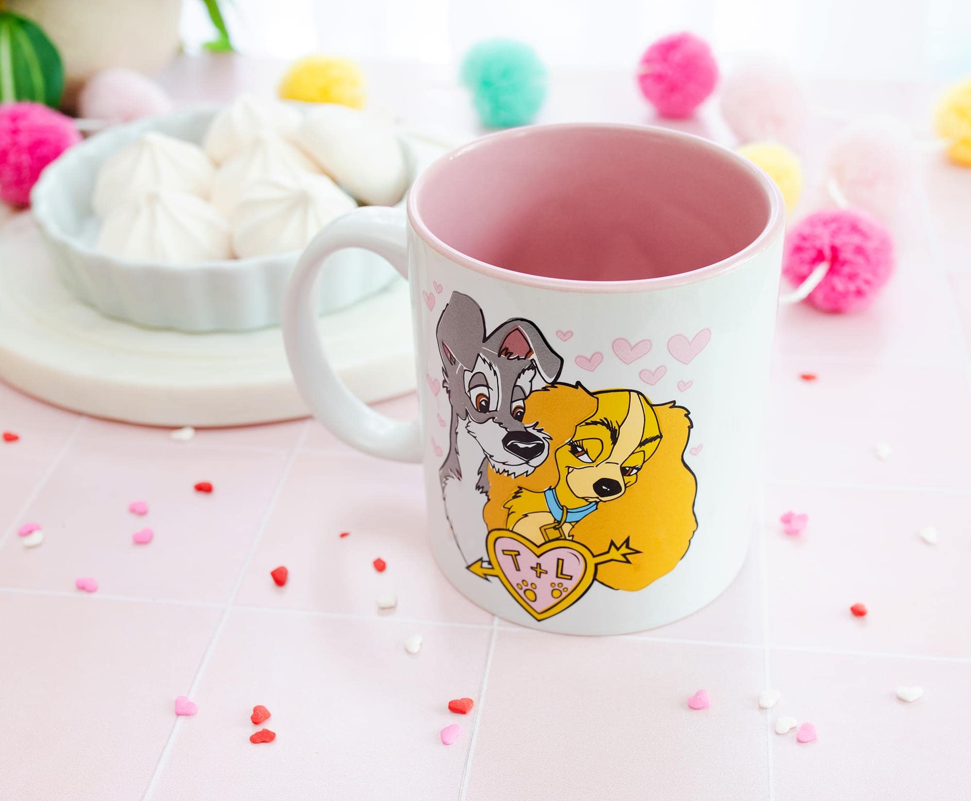 Disney Lady and the Tramp Doodle Sketch Hearts ceramiczny kubek | Mieści 590 ml