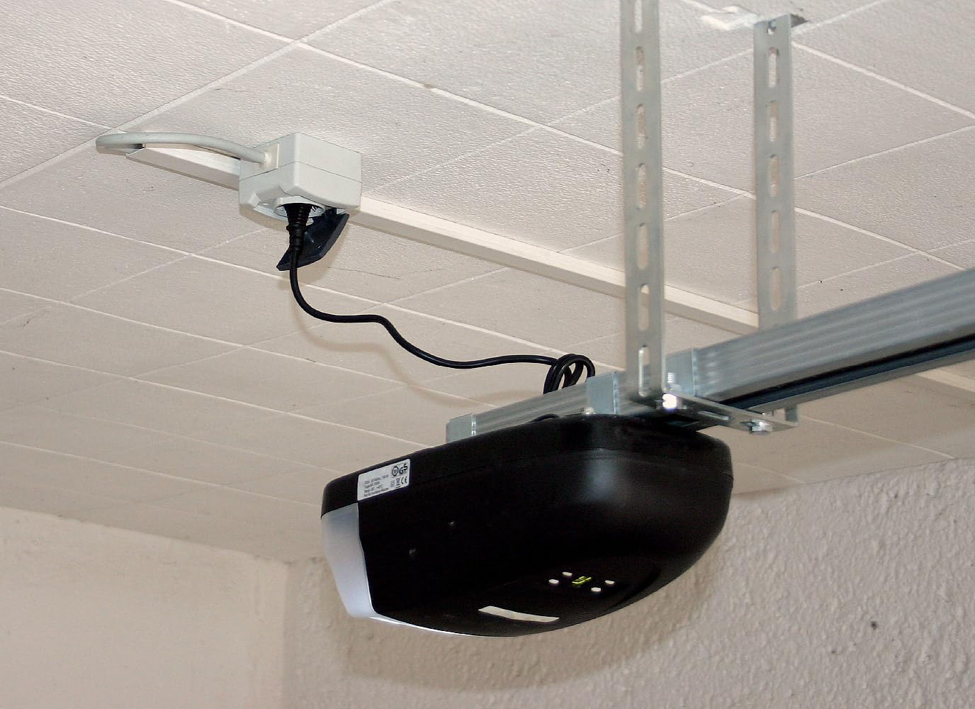 HOMEPILOT - Azionamento per garage Classic | Controllo pratico della porta garage dall'app! Adatto per porte basculanti/sezionali fino a 1,5 m². (altezza max 2,1 m)