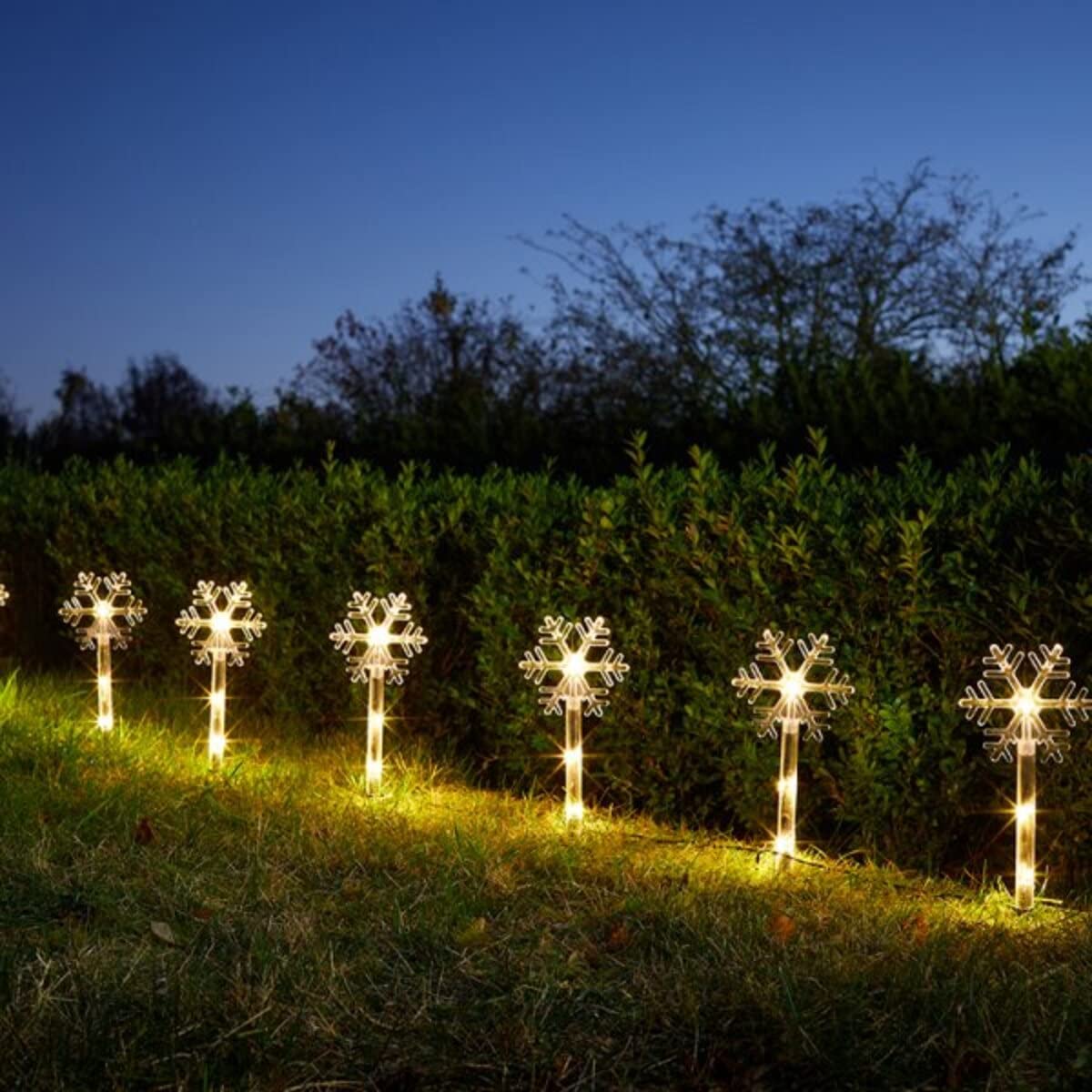 Marco Paul Interiors 8 White Snowflakes Marco Paul Novelty Set Of 8 Christmas Snowflake Stakes Lights - Tall 35Cm Lights With 40 Led's Christmas Outdoor Decorations Battery Operated Lights Festive Xmas Decorations For Garden Pathway, Lawn