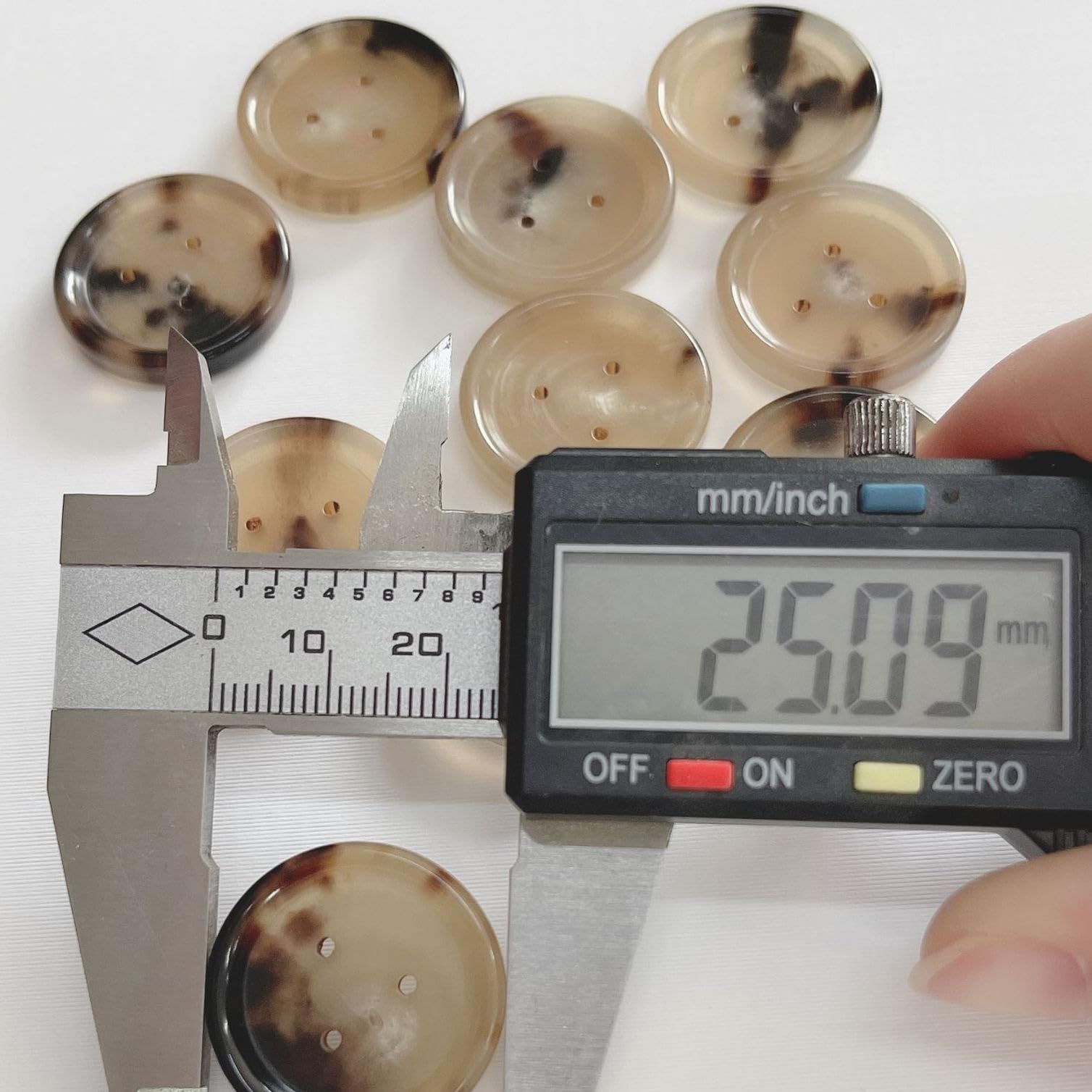 200 szt. 25 mm duży rozmiar 3 oczy okrągły prawdziwy róg guziki płaszcz na koszulę prawdziwy róg bawola marynarka guziki garnitur guziki dla mężczyzn/kobiet