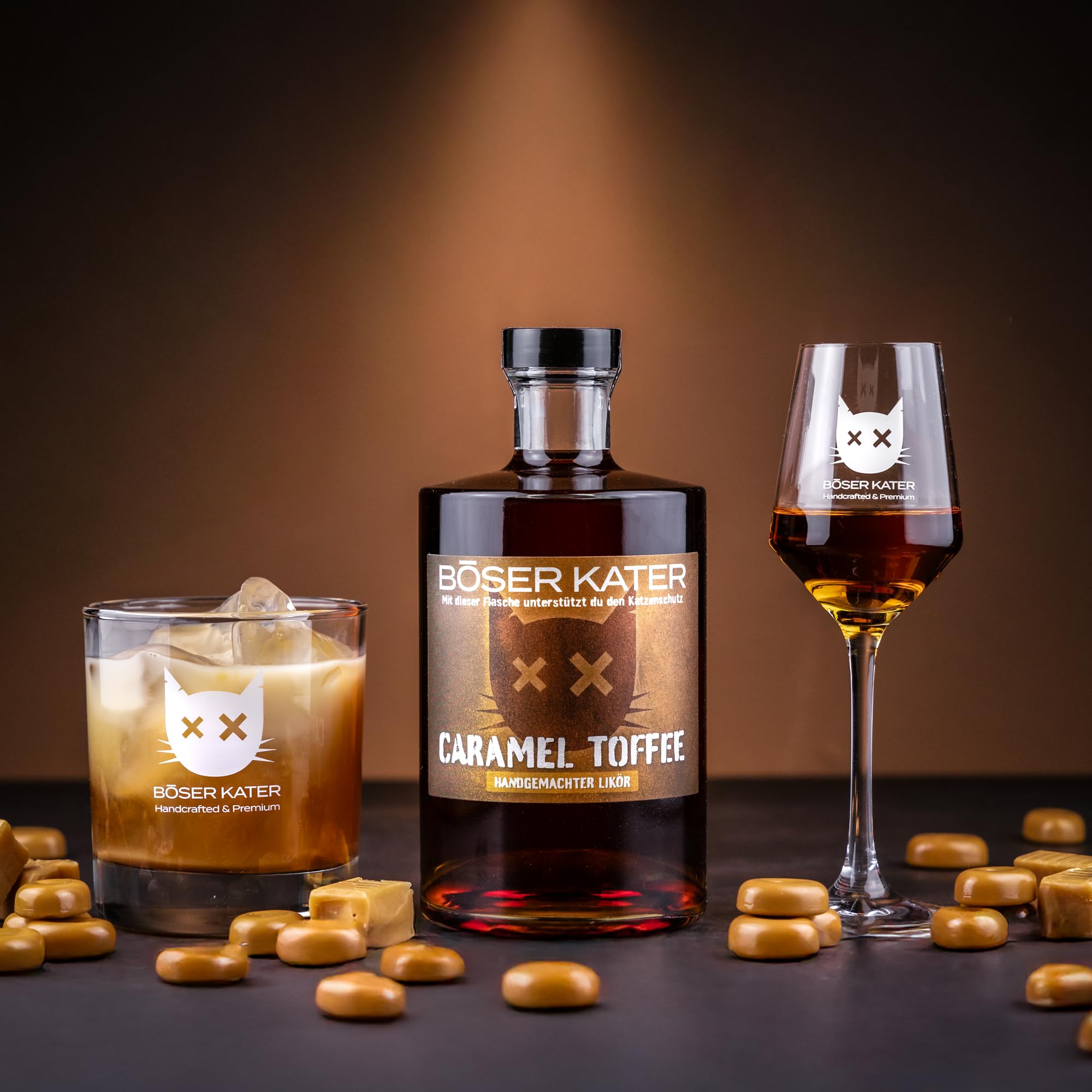 BÖSER KATER Caramel Toffee Likör Geschenkset mit 2 Gläsern | Süßlicher milder Karamelllikör | Für den puren Genuss & für spannende Cocktails | Perfekte Geschenkidee | Vegan & Handgemacht 0,5l 20% Vol.