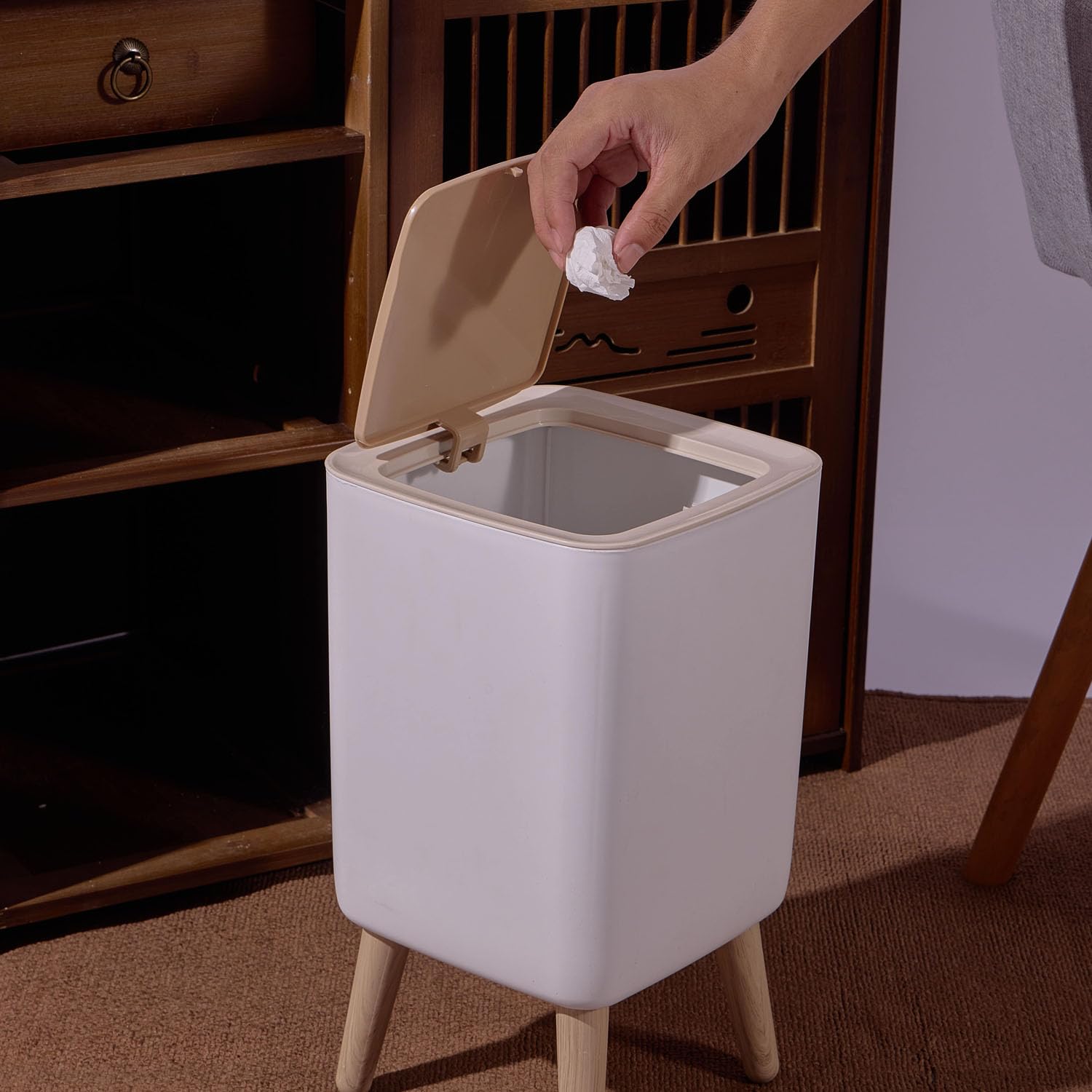 JETAINE Mini pattumiera con coperchio, cestino della spazzatura da 10 litri, alto quadrato, moderno, bianco, con gambe in legno, rifiuti in plastica per cucina, bagno, camera da letto, soggiorno