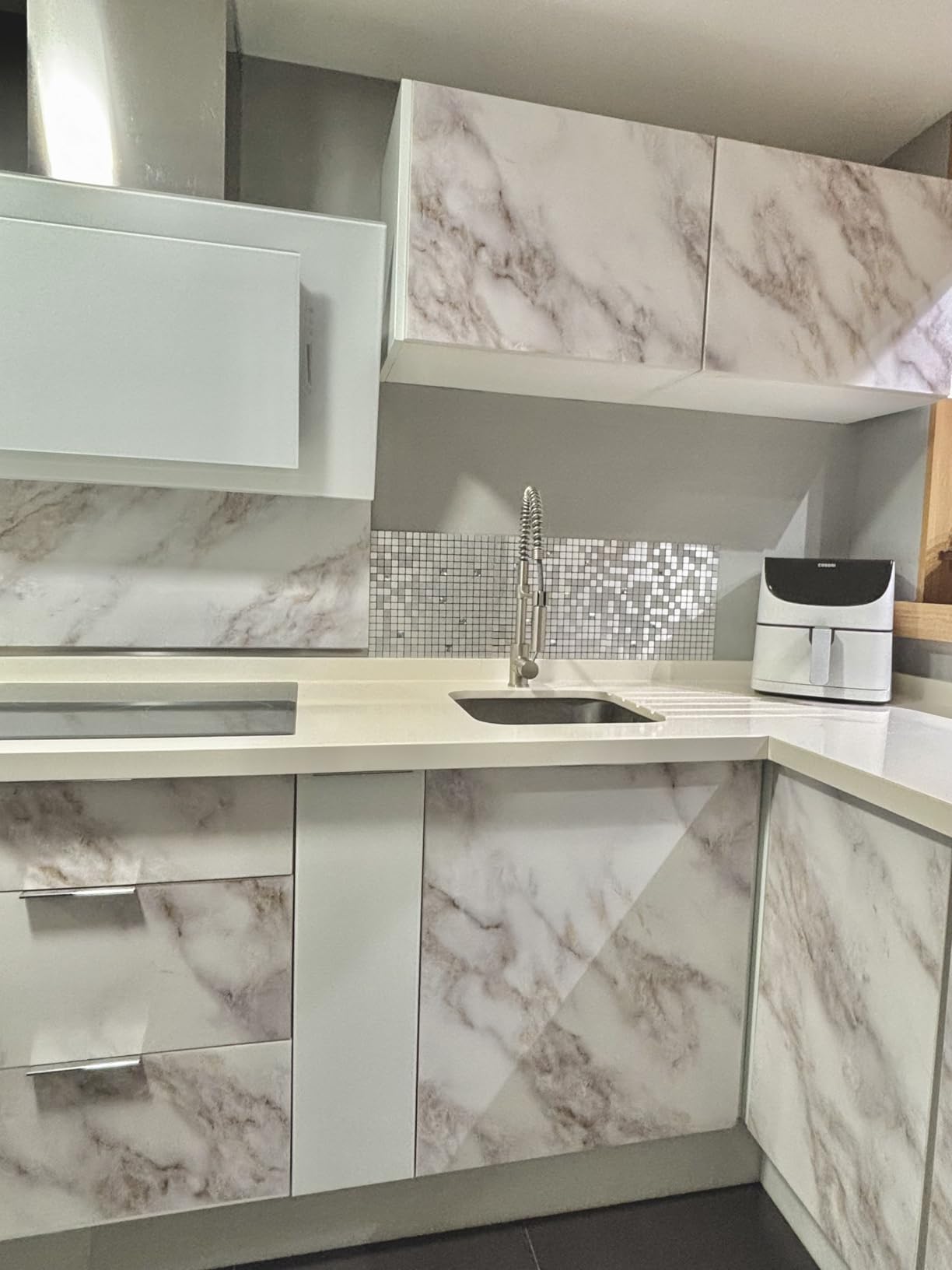 Cocina renovada con efecto mármol