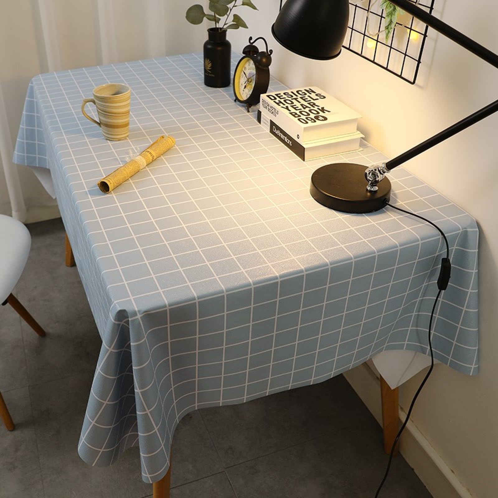 Nappe table basse anti-tache en PVC bleu clair pour protéger votre meuble de salon