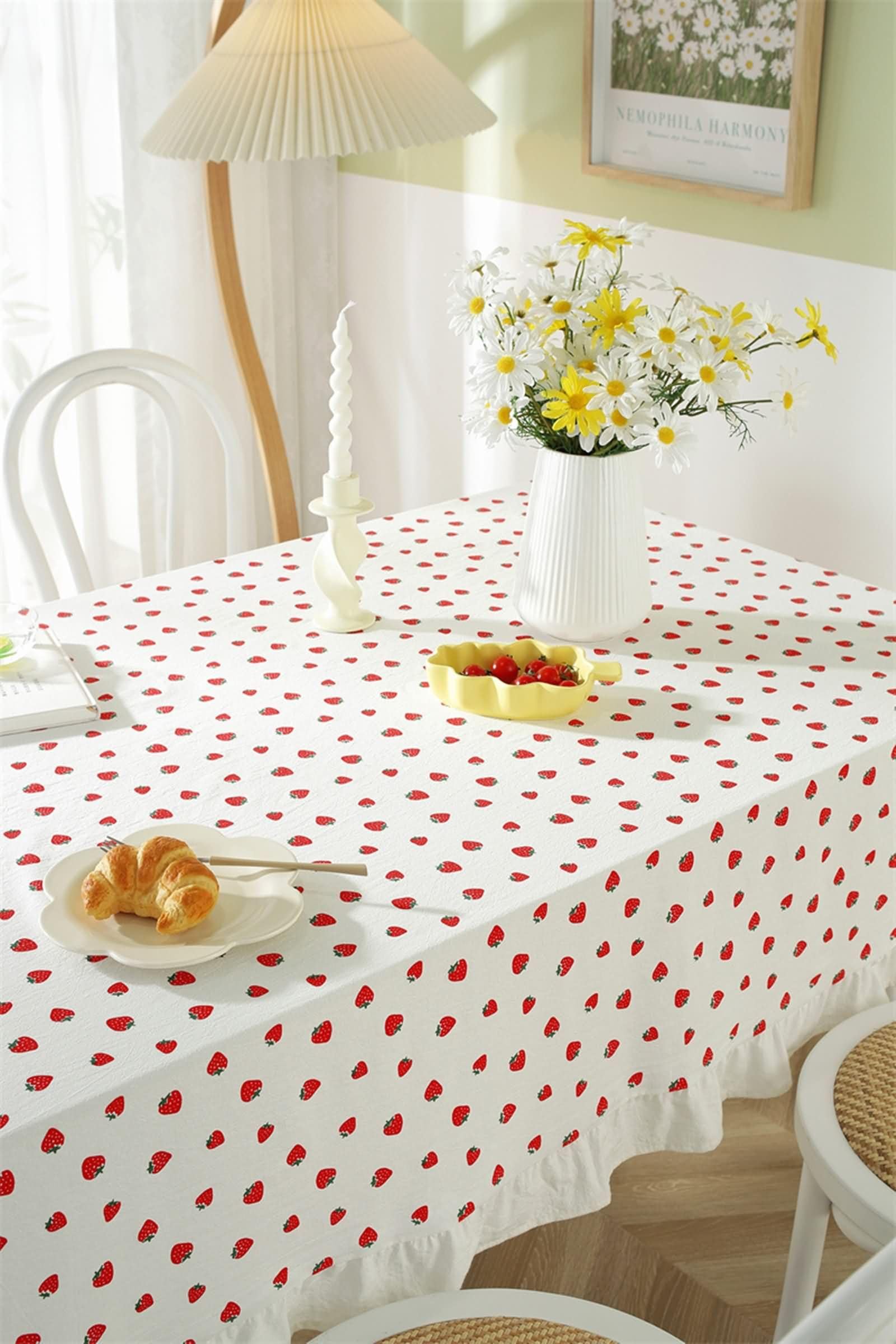 Tovaglia Rettangolare Antimacchia per Tavolo Bianco, Fantasia Fragola con Volant, in Cotone Lavabile, 130 x 180 cm, Tovaglia per Sala da Pranzo
