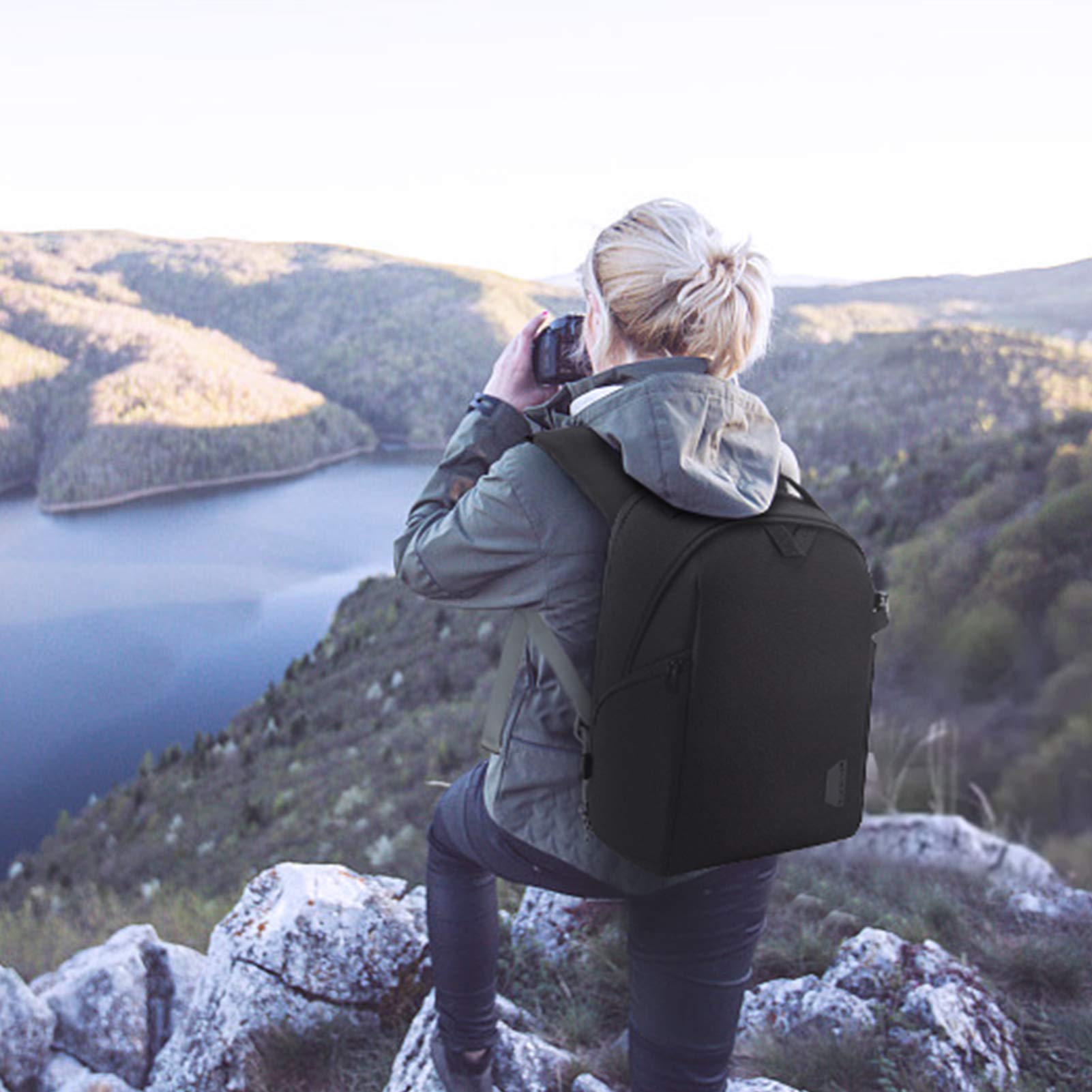 bagsmart Mochila para cámara DSLR SLR compatible con portátiles de 13,3-15,6 pulgadas, mochila de fotos impermeable con protección contra la lluvia, soporte para trípode, Negro-M.
