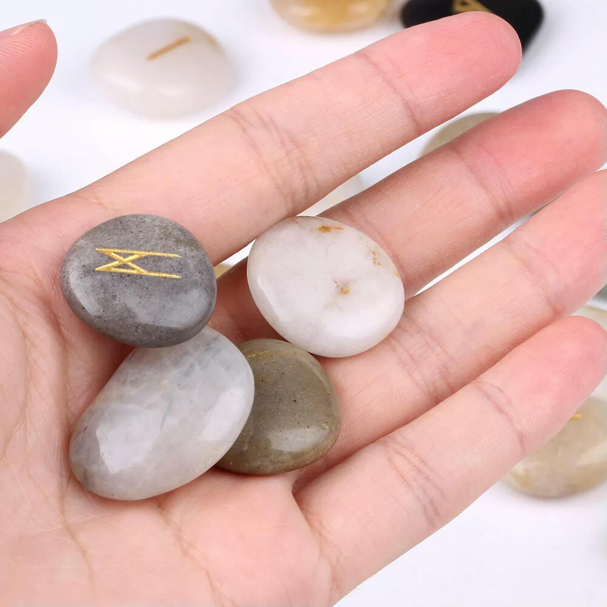 Lot de 25 Pierres polies Naturelles gravées de Runes