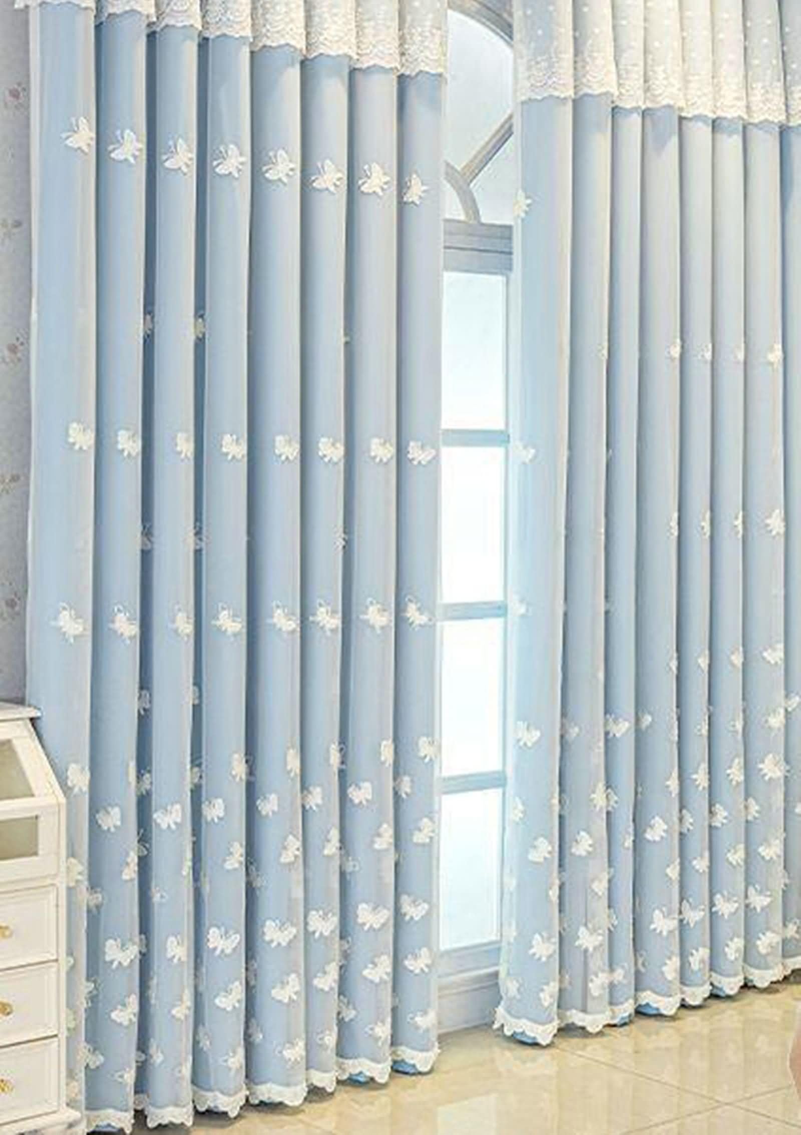 Rideau occultant thermique bleu dans le salon moderne pour créer une ambiance cocooning douce