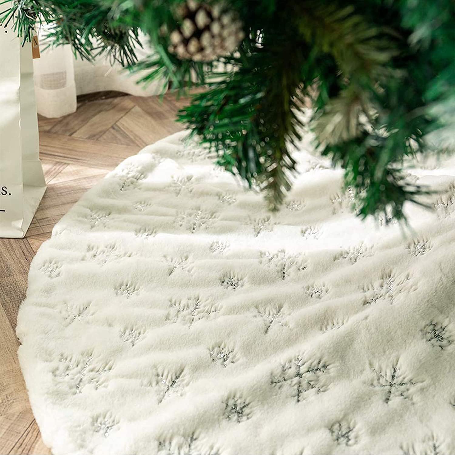 Plush Christmas Tree Skirts, 57 inches Luxury Snowy White Faux Fur Xmas Tree Base Cover Mat with Silver Snowflakes for Xmas New Year Home Party Decorations
