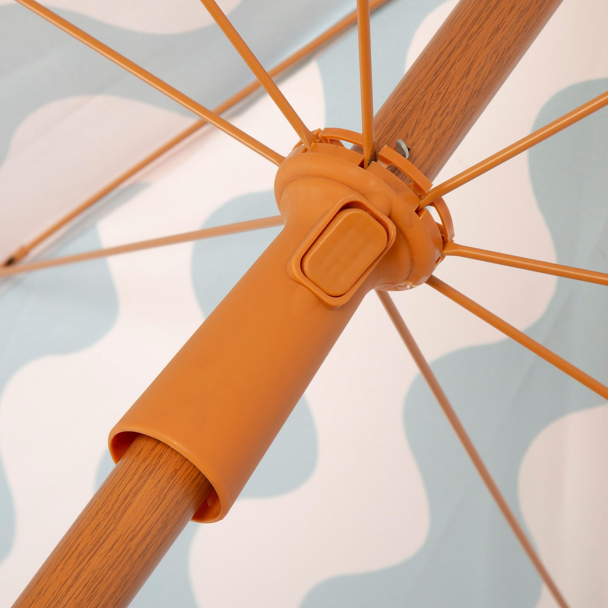 AKTIVE Parasol de plage, diamètre 200 cm, style rétro avec franges, 8 baleines, protection UV50, polyester, mât en acier effet bois 28/32 mm, housse de transport avec bandoulière incluse (62479)