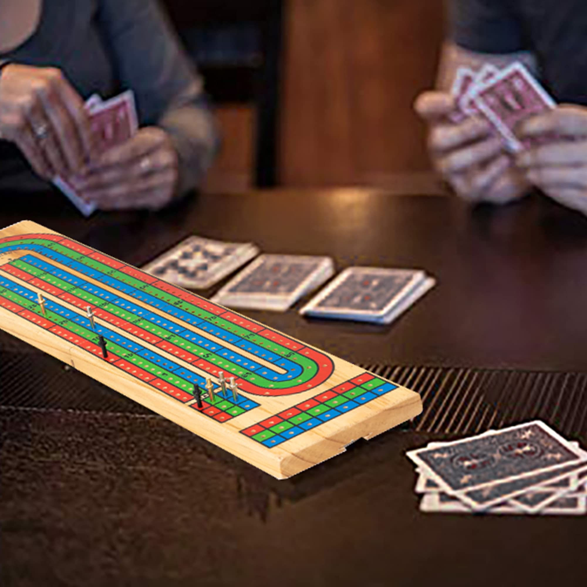 Juego de mesa de madera tradicional, codificado por colores de 3 pistas con clavijas de metal y baraja de naipes 5