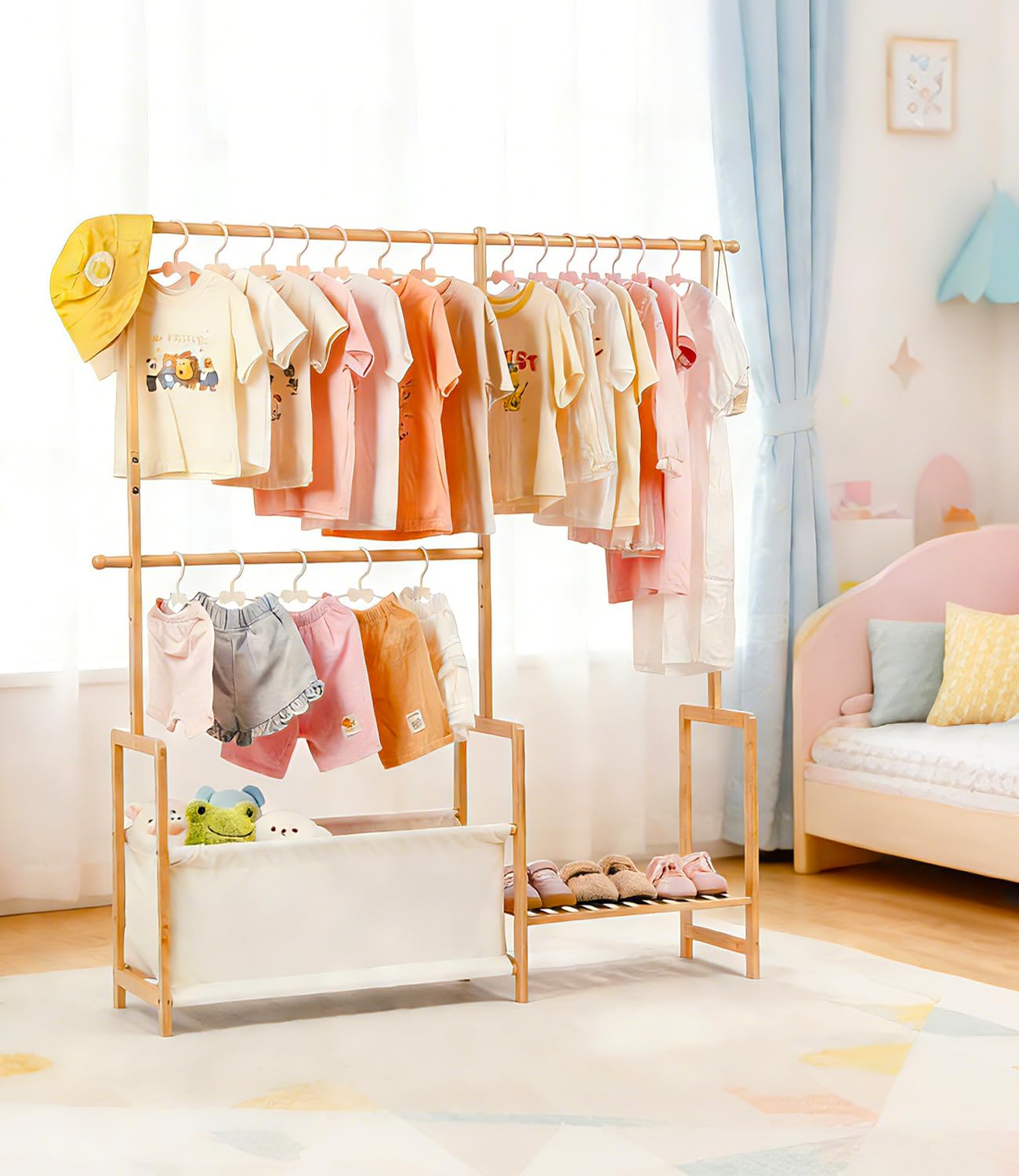 Portant à vêtements en bambou avec trois espaces de suspension, petit organisateur de vêtements pour enfants avec sac de rangement et étagère, pour costumes et accessoires