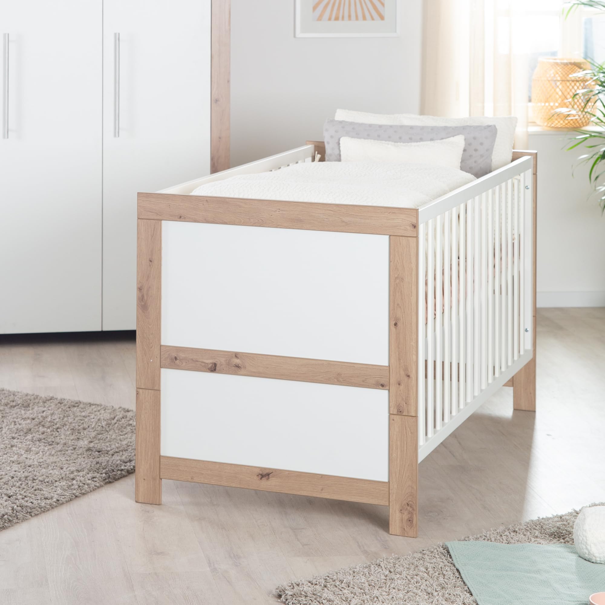roba Babybett Malo 70 x 140 cm - Mitwachsendes Gitterbett - Höhenverstellbar - Umbaubar zum Juniorbett - Holz weiß lackiert/Dekor Sonoma Eiche