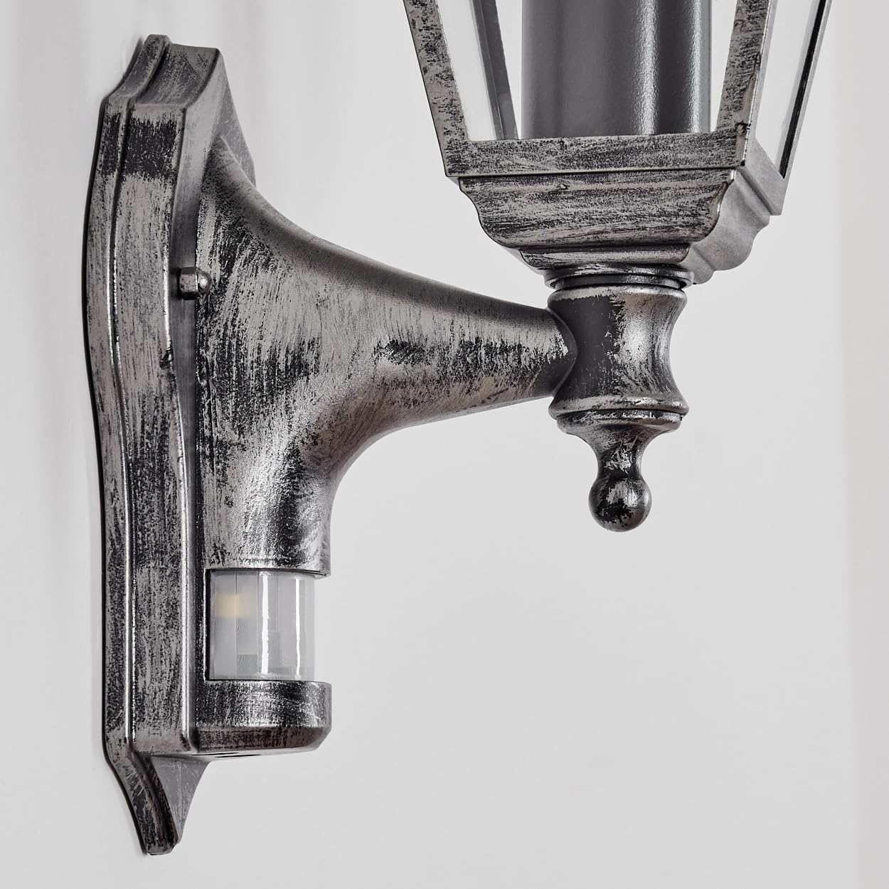 HOFSTEIN Außenwandleuchte Naofe, Außenwandlampe mit Bewegungsmelder aus Metall/Glas in Schwarz/Silber/Klar, Wandleuchte außen im Vintage/Antik/Landhaus-Design, Garten, Hof, Haustür, E27, IP44