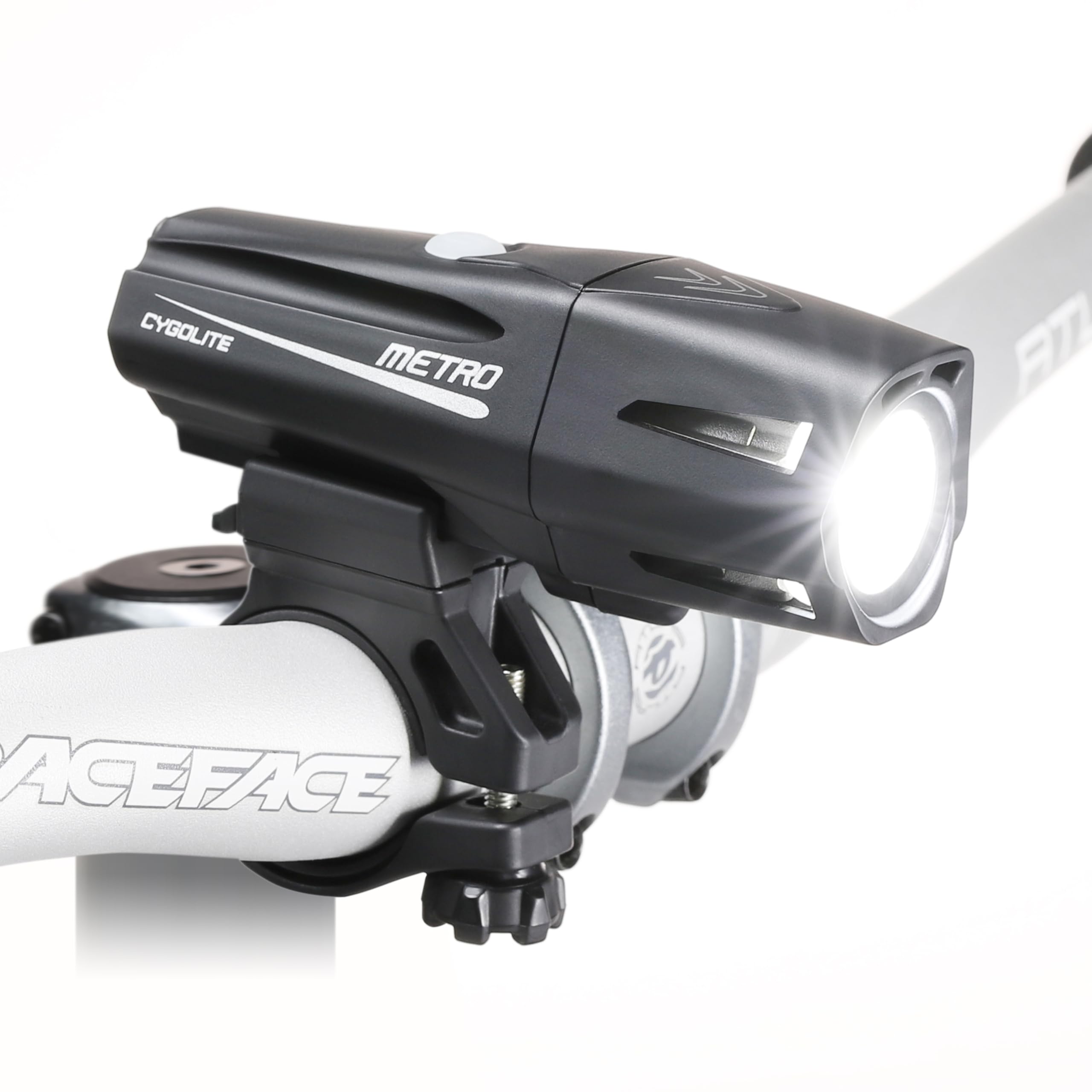 Cygolite Metro Plus 680 Lumen USB-C Luce Bicicletta - 8 Modalità di Luce - Uso Giorno e Notte - Compatto, Durevole, Impermeabile IP67 - Supporto rigido sicuro - per bici da strada, montagna, pendolari