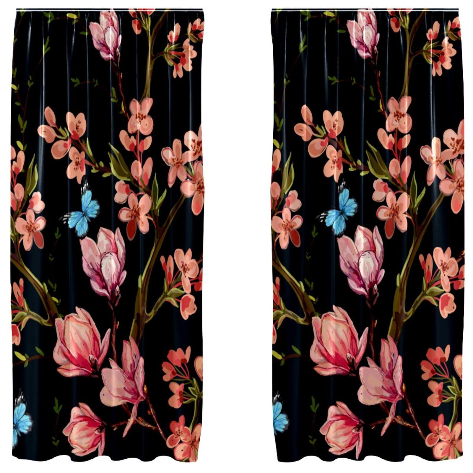 Cortinas salón con estampado floral negro que regulan la luz