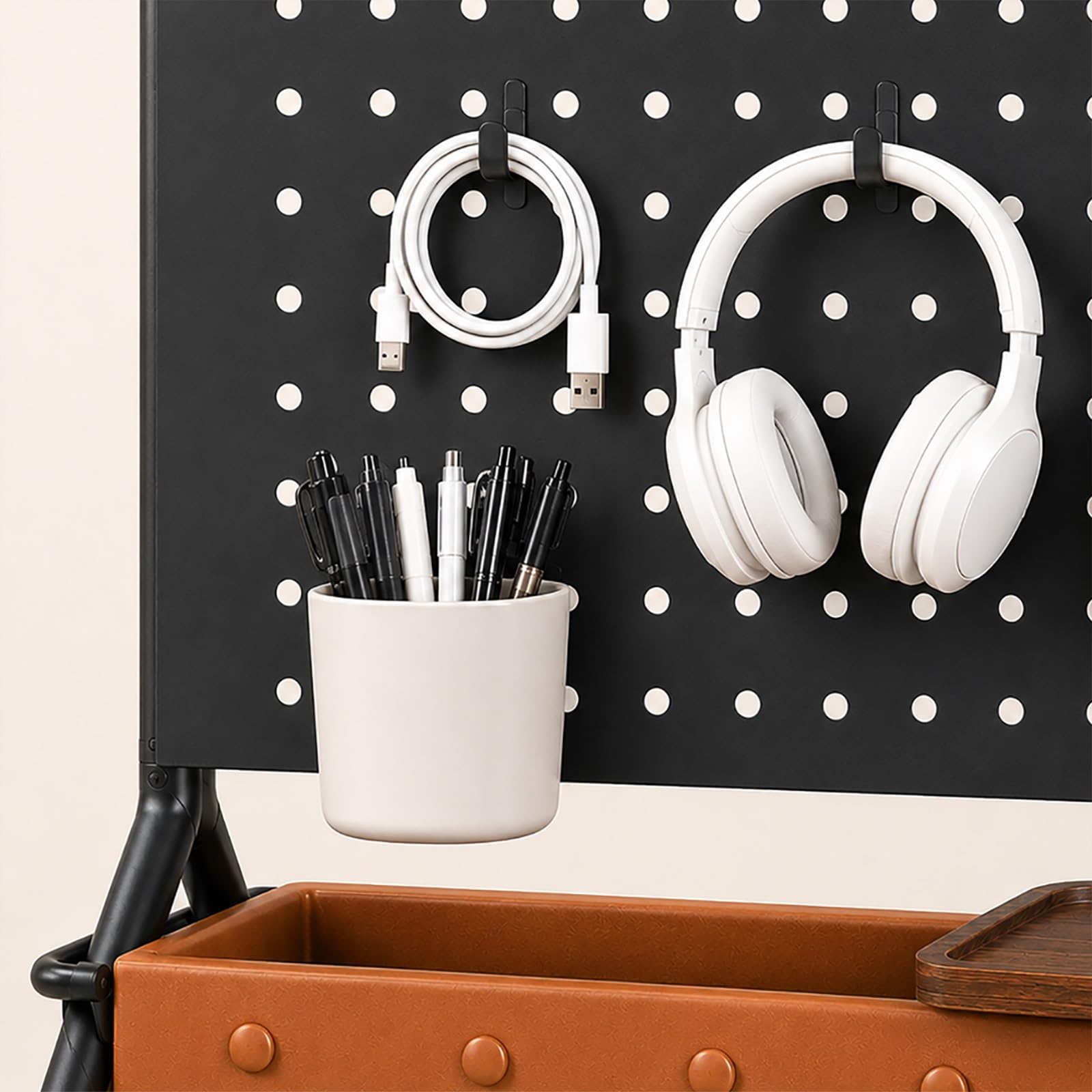 Supporto TV Mobile con Ruote, Carrello TV Mobile | Acciaio al Carbonio, Ruote Bloccabili, Scatola Portaoggetti, Pegboard DIY(Black)