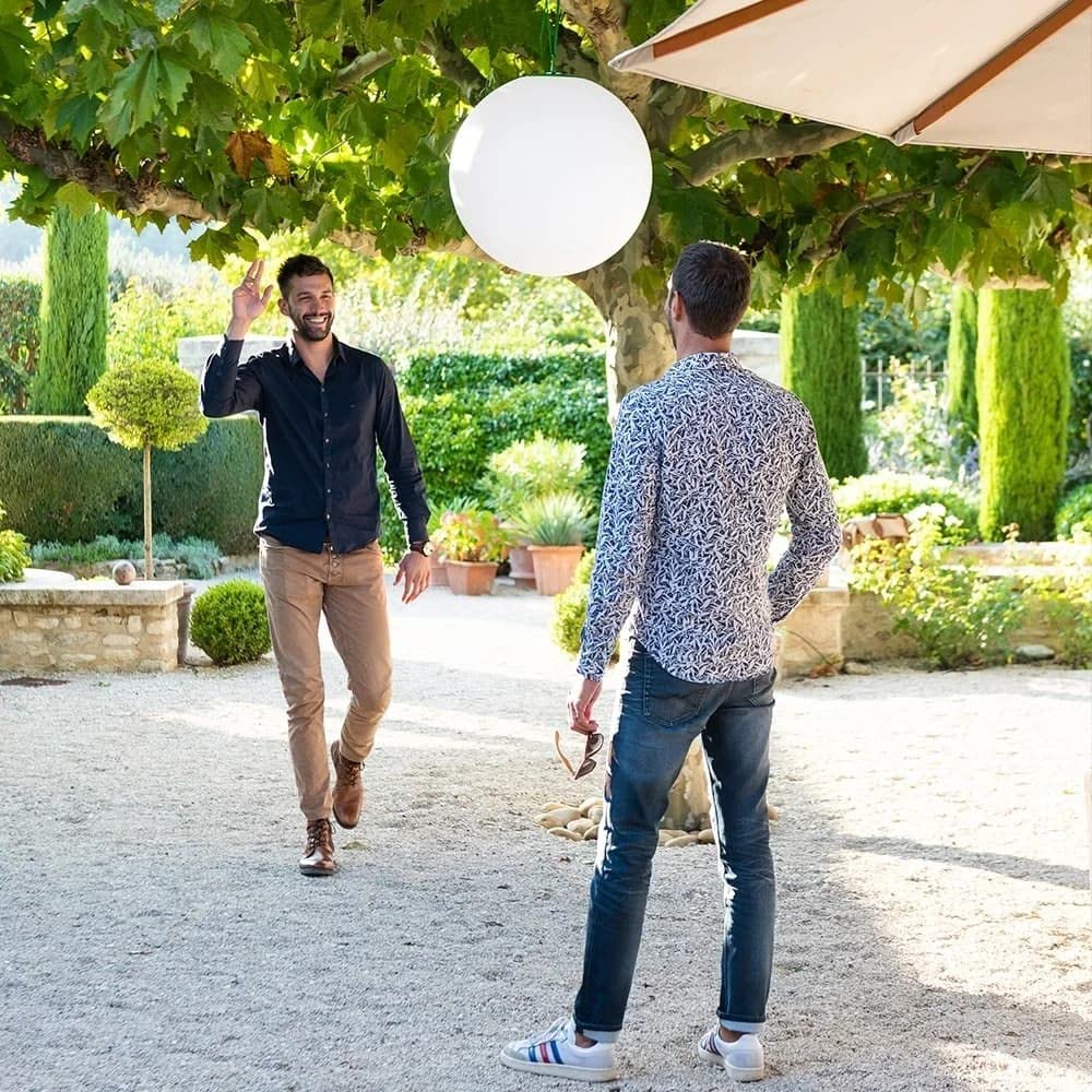 GuirLED - Sfera solare Sfera luminosa LED IP55 RGB Premium XL - Ricaricabile Sole/settore - Telecomando - Lampada da giardino - Fissaggio sugli alberi - Diffusione 360°- Made in France - 50 cm