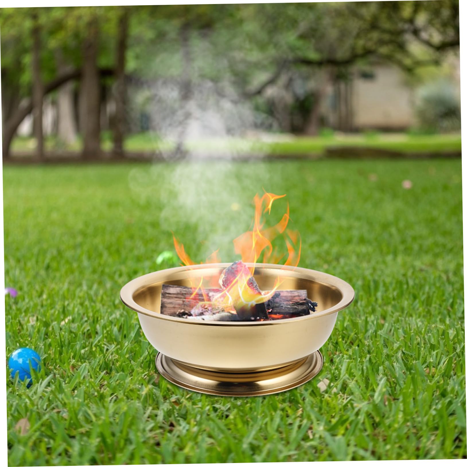 Große Feuerstelle aus Eisen für Traditionelle Rituale und Familienfeste Goldfarbene Feuerschale mit Verformungsbeständigem Material und Ästhetischem Design