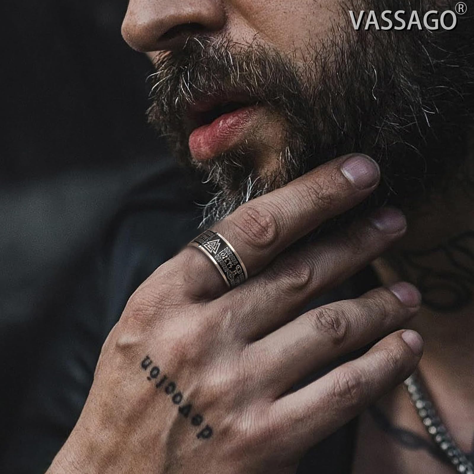 VASSAGO Anello Vichinghi per Uomini Donne Rune Norrene Mjolnir Vegvisir Bussola Triskele Valknut Elmo di Soggezione Nodo Celtico Triquetra Anelli Amuleto Gioielli Misura 7-12