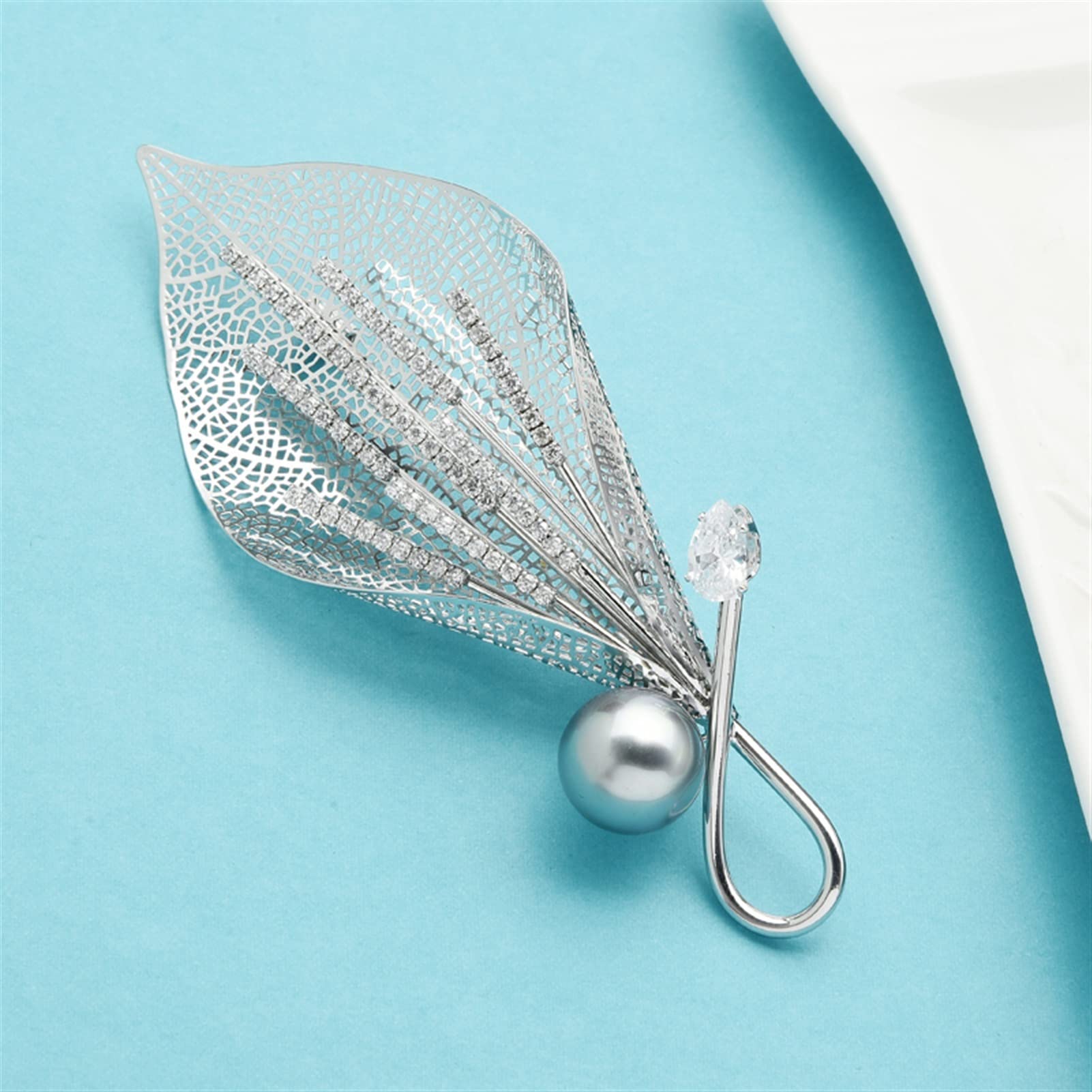 Damen-Brosche, Damenmode-Accessoires, Damen-Elegante große Hohle Lilien-Brosche, luxuriöse Perlen-Blumen-Party-Bankett-Brosche, modische Broschen (Metallfarbe: Silber)