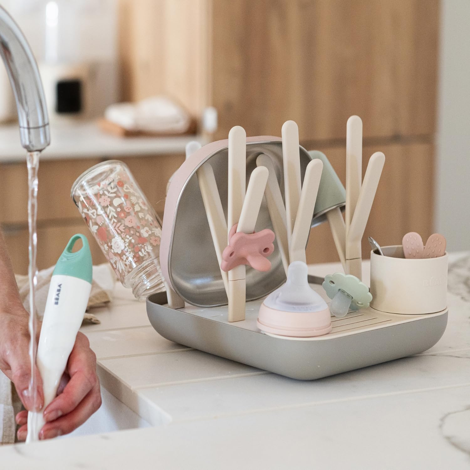 BÉABA Scolabiberon e Asciugabiberon – Grande Capacità, Modulabile, Fino a 6 Biberon e Piatti Bambino, Contenitore Accessori, Drenaggio Ottimizzato, Facile da Riporre, Compatto e Pratico – Argilla