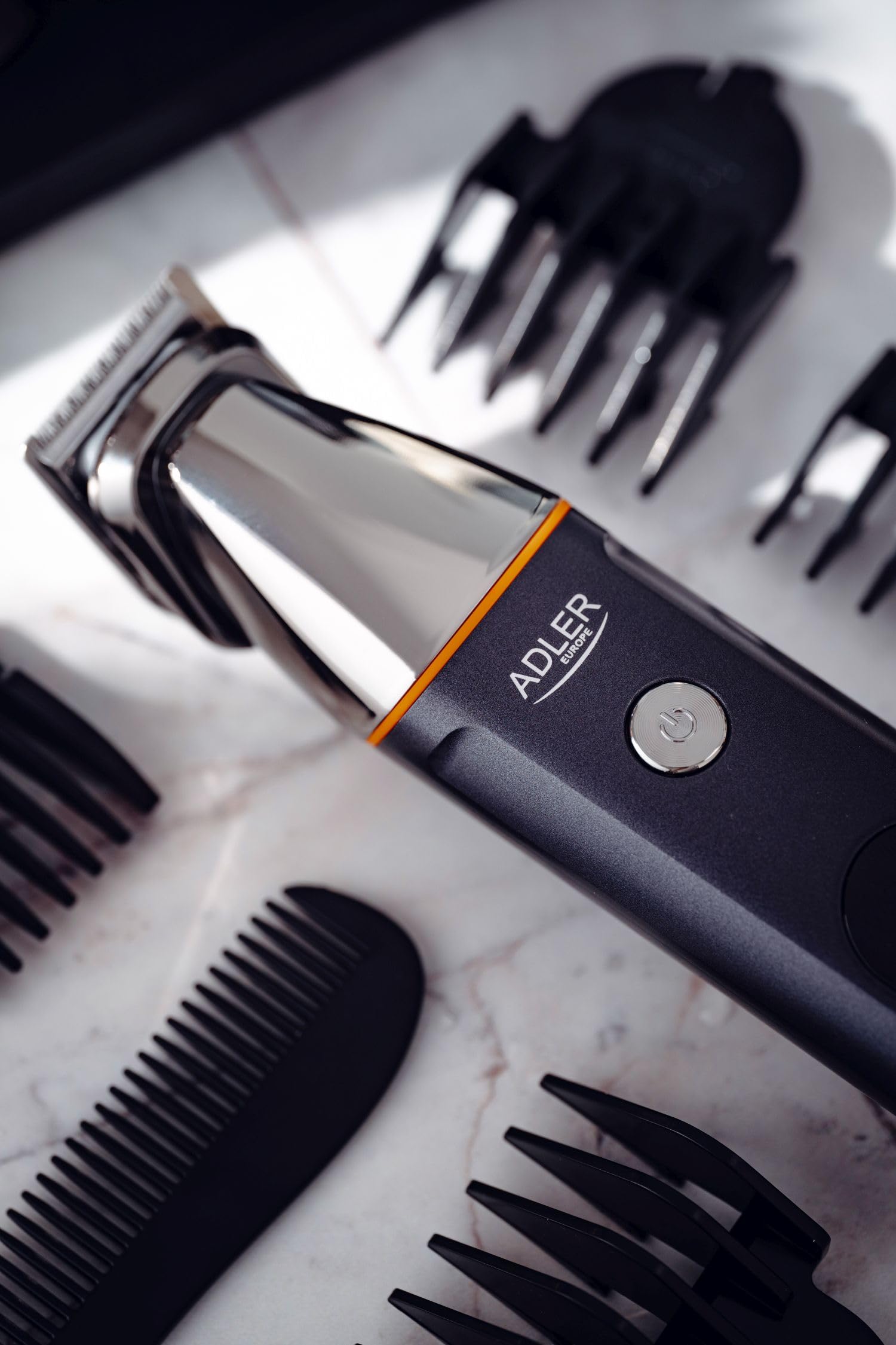 Adler AD 2946 Trymer do Brody 5w1 z LCD, Czas pracy 60 min, Bateria 600 mAh, Stacja Ładująca, Czarny