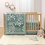 Ensemble de literie pour bébé fille The Peanutshell Sage Meadow 3 pièces - Couverture de couette botanique, drap et jupe - Ensemble de literie floral pour berceau fille pour nouveau-né et tout-petit