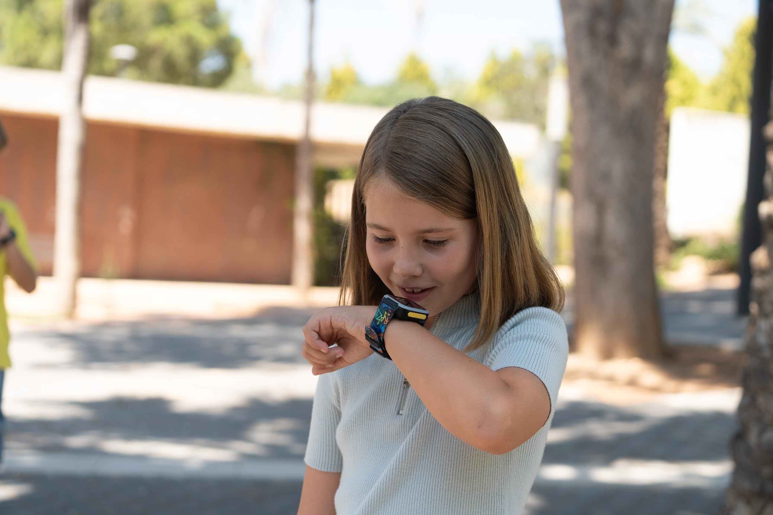 Cefa Toys - Reloj Inteligente Holawatch Urban Black, Entretenimiento para Niños y Seguridad para Padres, Conectividad 2G, Localización LBS, Tarjeta SIM, Pantalla Táctil, Cámara, Juegos y Llamadas