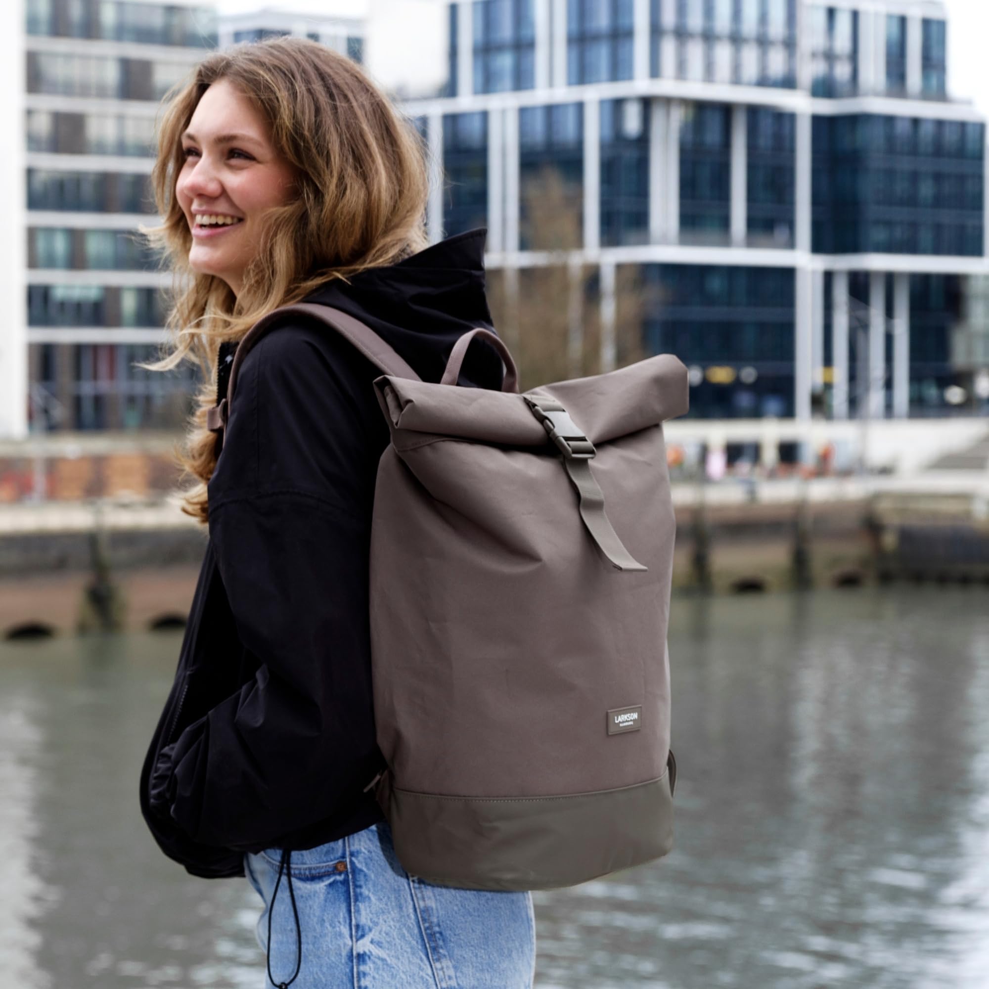 LARKSON Rucksack Damen & Herren Braun - Janne - Rolltop Rucksack mit Laptopfach für Uni, Arbeit, Reise & Fahrrad - Backpack Tagesrucksack Mittelgroß - Wasserabweisend