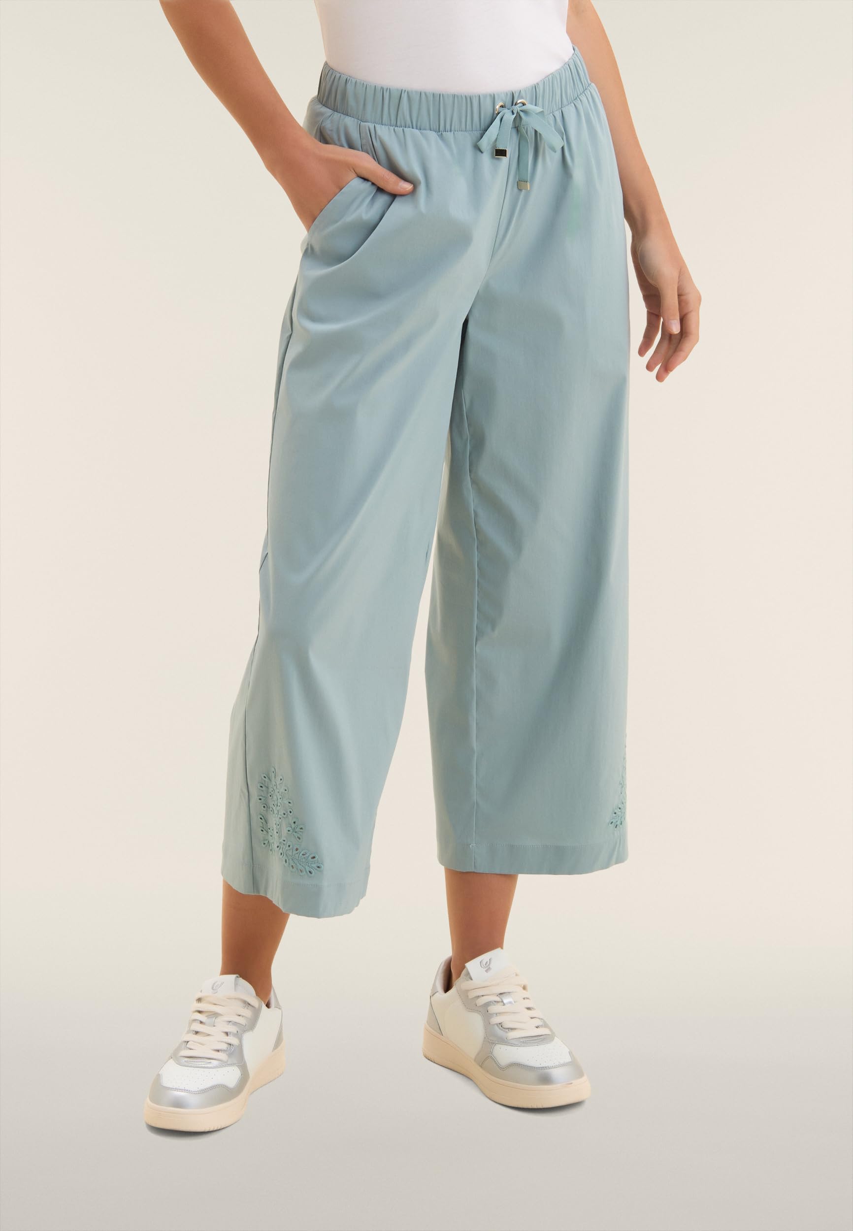 FREDDY - Pantaloni Donna Cropped in Popeline Elasticizzato con Ricamo Floreale sul Fondo, Vita Regular con Coulisse e Gamba Ampia - Pantaloni Casual