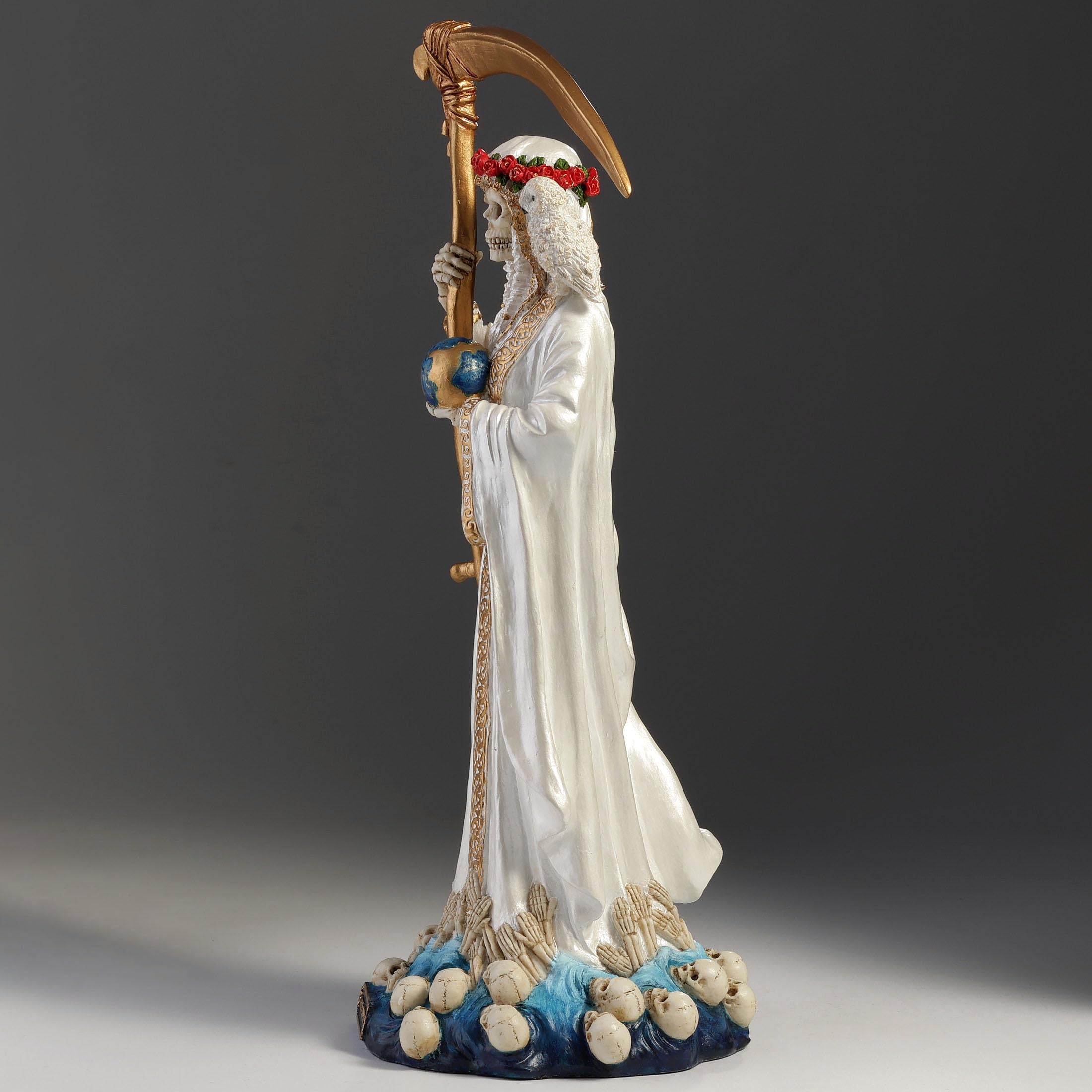 Veronese Design Escultura de resina de Santa Muerte de 11 1/2 pulgadas con acabado en oro blanco