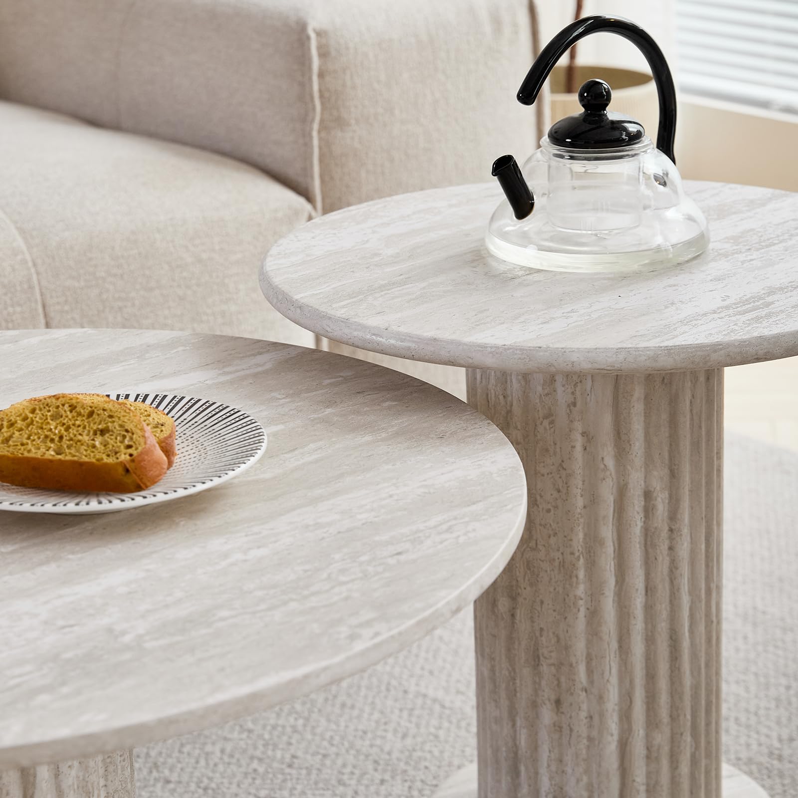 GrandCA HOME Set di 2 Tavolini Rotondi Impilabili con Gambe Cilindriche ed Effetto Travertino Grigio Finto, Tavolino da Caffè in Stile Minimalista Moderno per Soggiorno o Camera da Letto