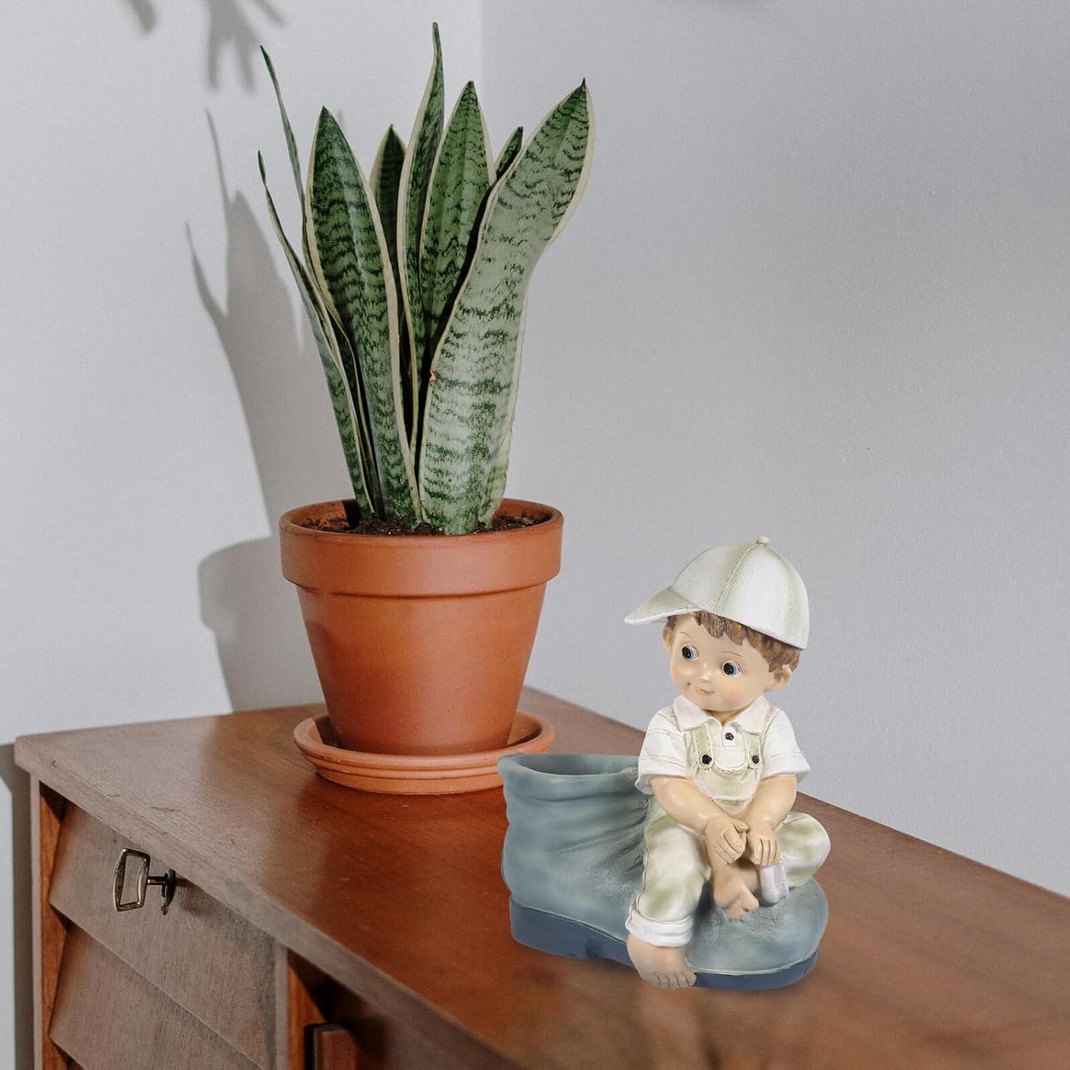 Cartoon Boy Resin Sculpture with Small Flower Pot for Garden and Desktop Decoration, Micro Succulent Ornament, Outdoor Patio Yard Figurine