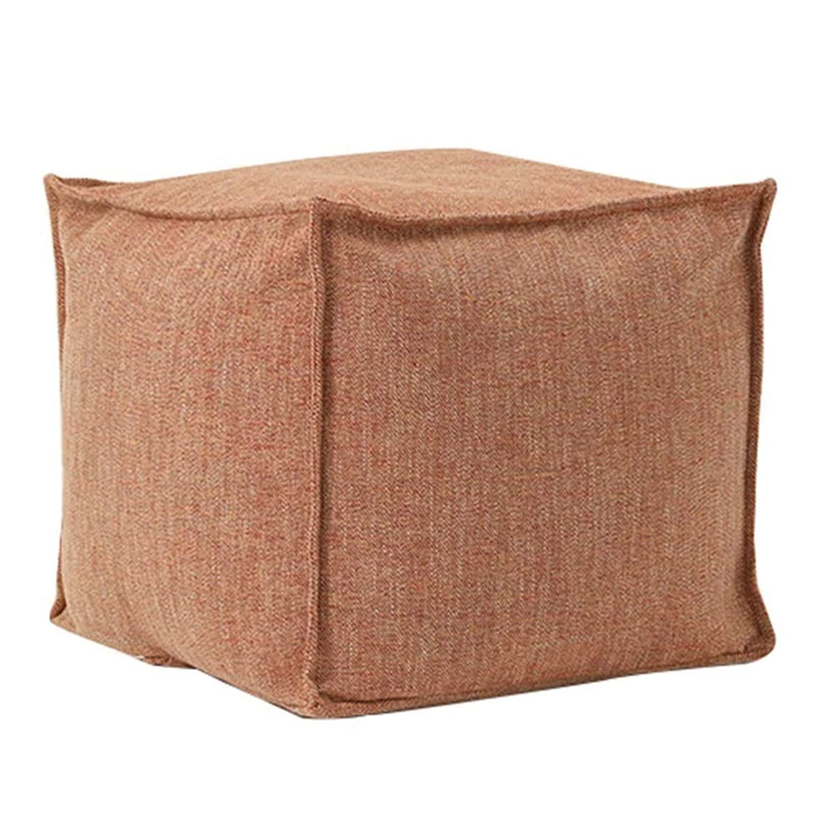 Ottomans et tabourets autour de la table basse pour un salon convivial