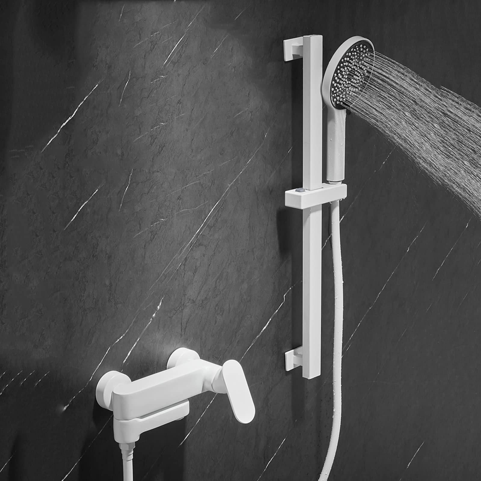 Robinet de douche et baignoire mural blanc pour une salle de bain familiale moderne et zen
