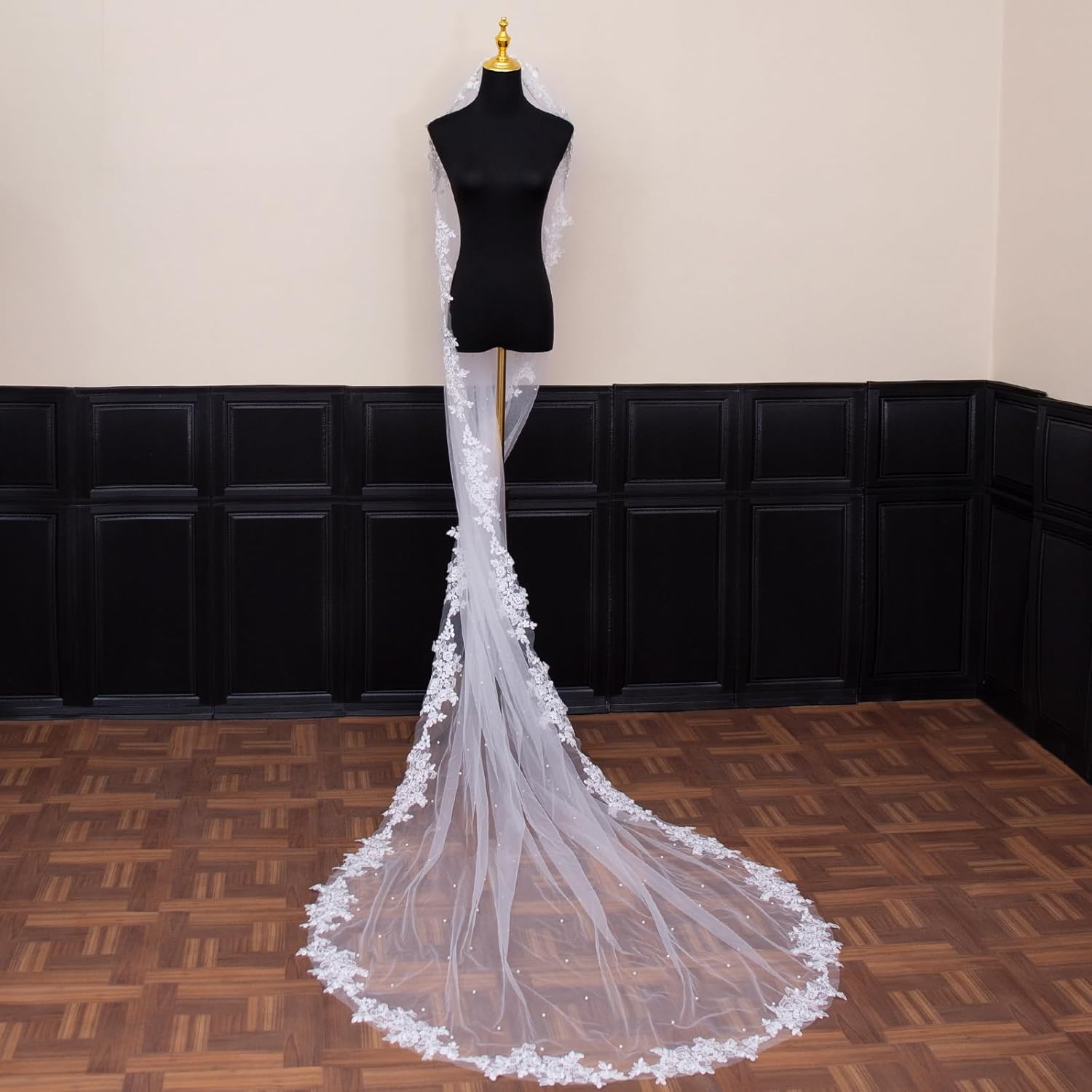 Wedding Veil Pearls Lace Flower Bridal Veil,1 Tier Cathedral Length Fingertip Length Veil Bride Veil with Metal Comb